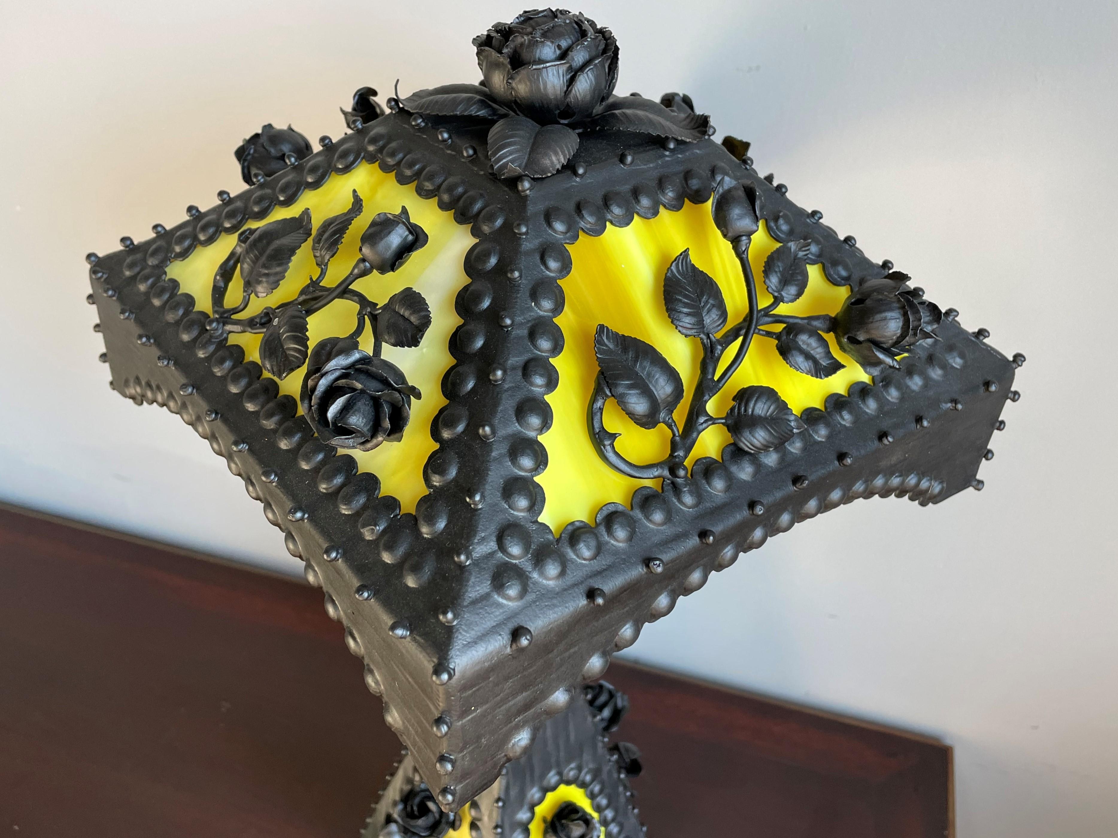 Lampe de table en fer forgé à la main de style Arts & Crafts avec des roses de qualité supérieure en vente 11