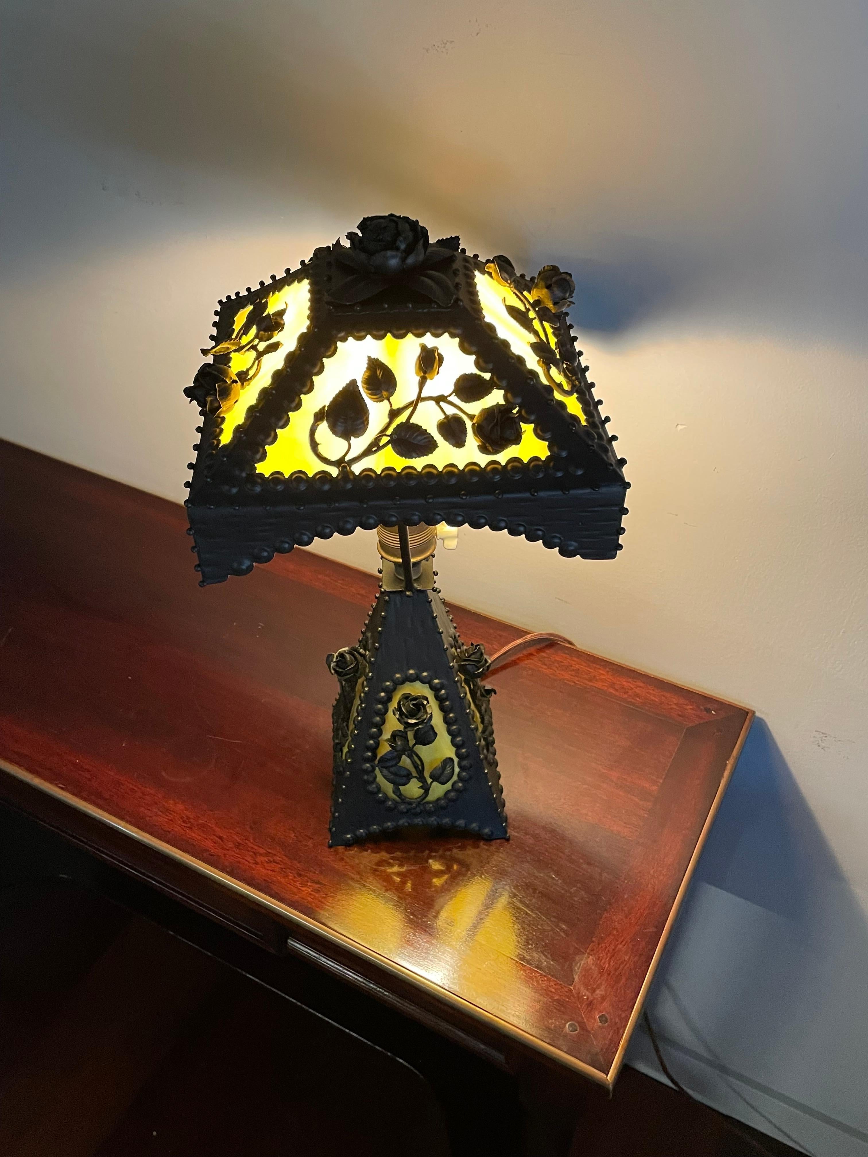 Verre Lampe de table en fer forgé à la main de style Arts & Crafts avec des roses de qualité supérieure en vente