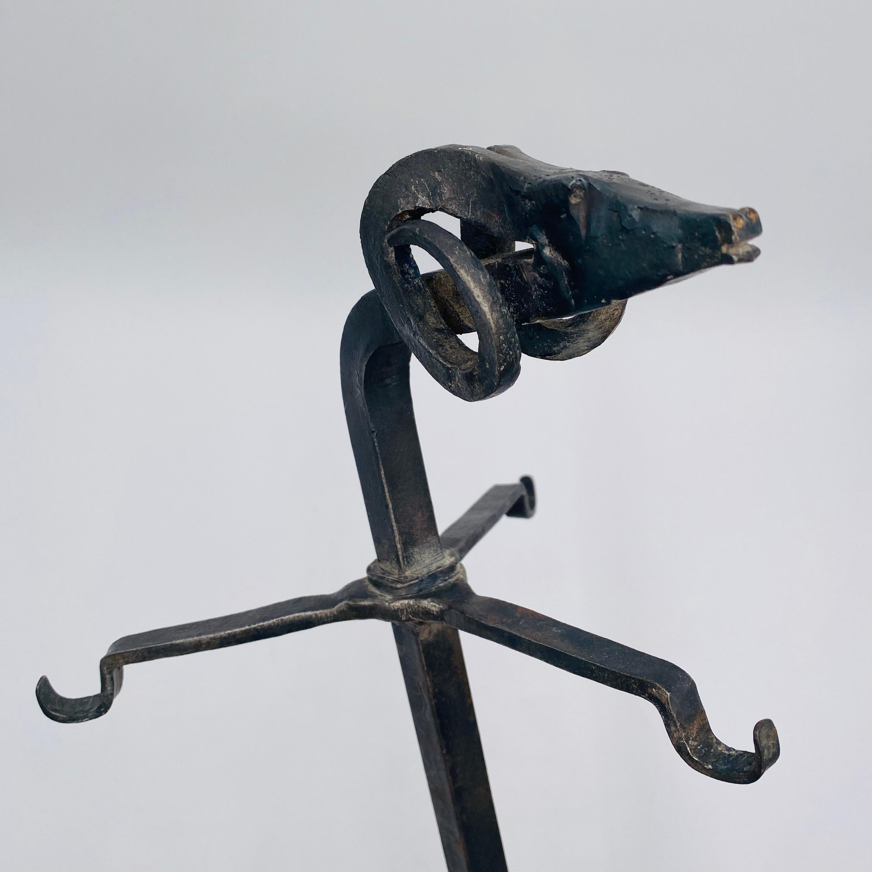 Questo artistico set da fuoco in ferro battuto con testa di Rams ti aiuterà a gestire il fuoco nel tuo camino. Con gli strumenti lunghi 36 pollici, potrai facilmente mantenere il tuo caminetto pulito e il tuo fuoco acceso! La qualità è splendida e