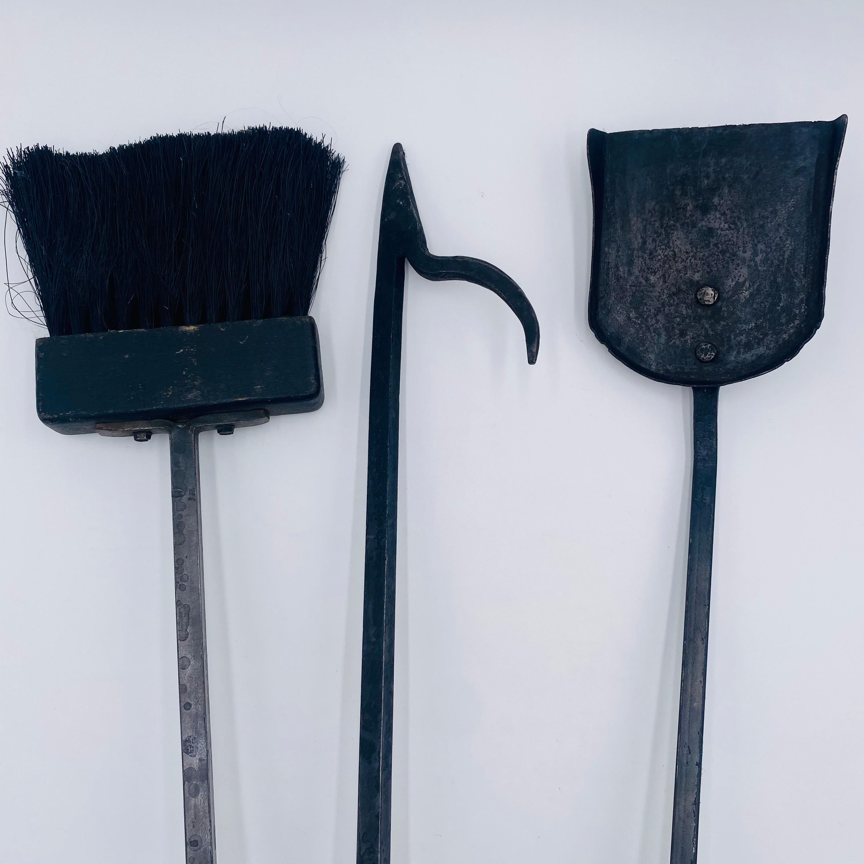 Set di attrezzi da camino in ferro battuto forgiato a mano con testa di ariete firmato Fred Jones 1990 In condizioni buone in vendita a San Juan Capistrano, CA