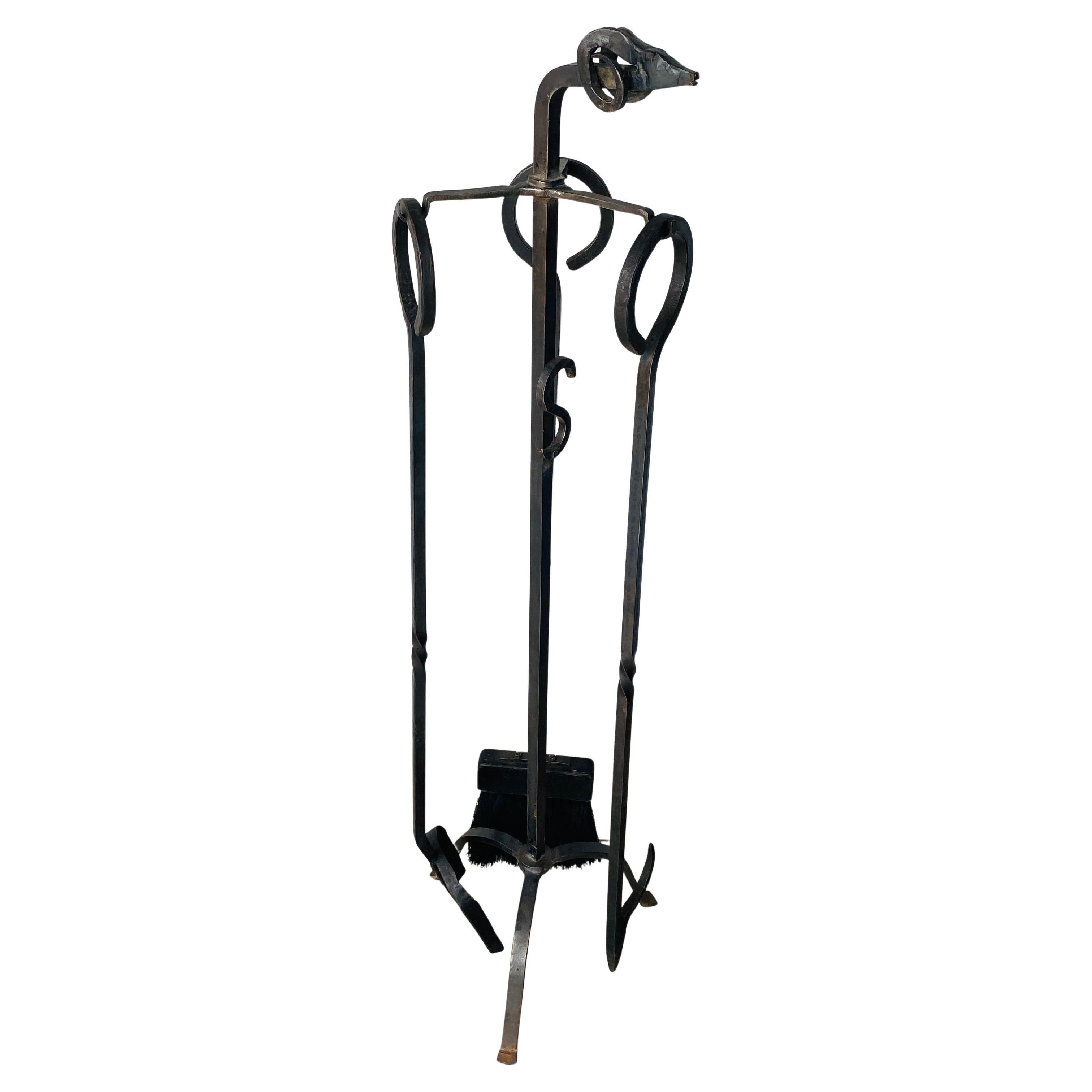 Ensemble d'outils de cheminée en fer forgé à la main avec tête de bélier signé Fred Jones 1990