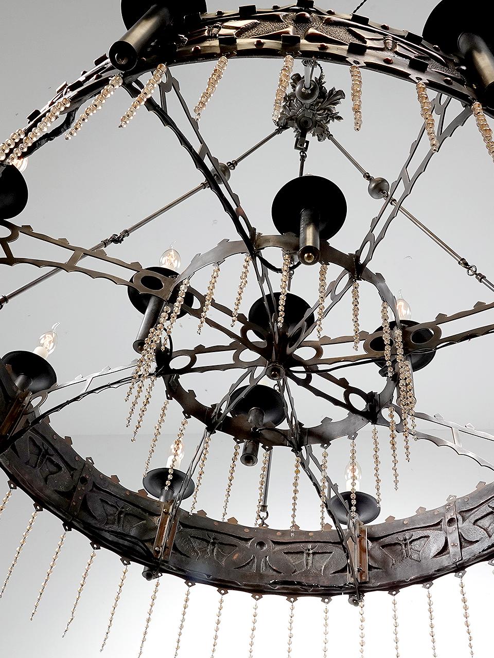 Questa è una lampada straordinaria. È in rame e ottone massiccio con 13 candele di vetro e perline di vetro color ambra. Il tema della falena, molto particolare, corre intorno all'anello esterno. La struttura decorativa interna del ponte è elaborata