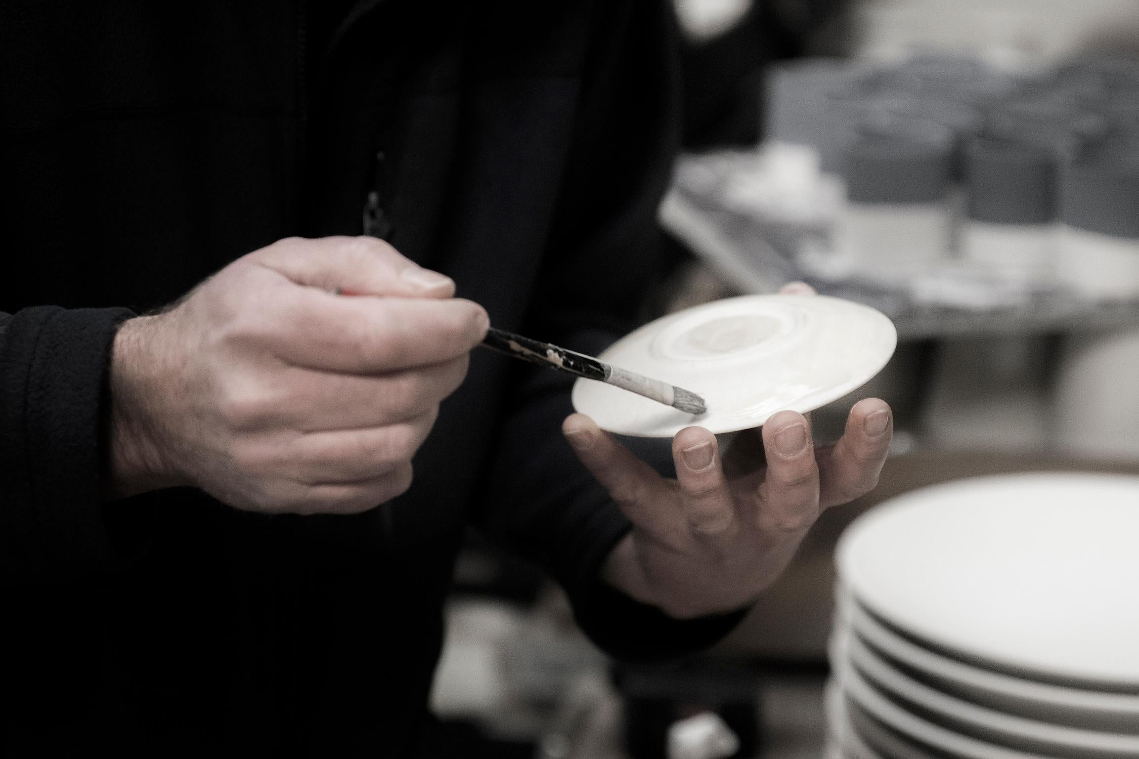 Grande tasse et soucoupe en porcelaine fine à la cendre d'os émaillée à la main avec design expressionniste en vente 11