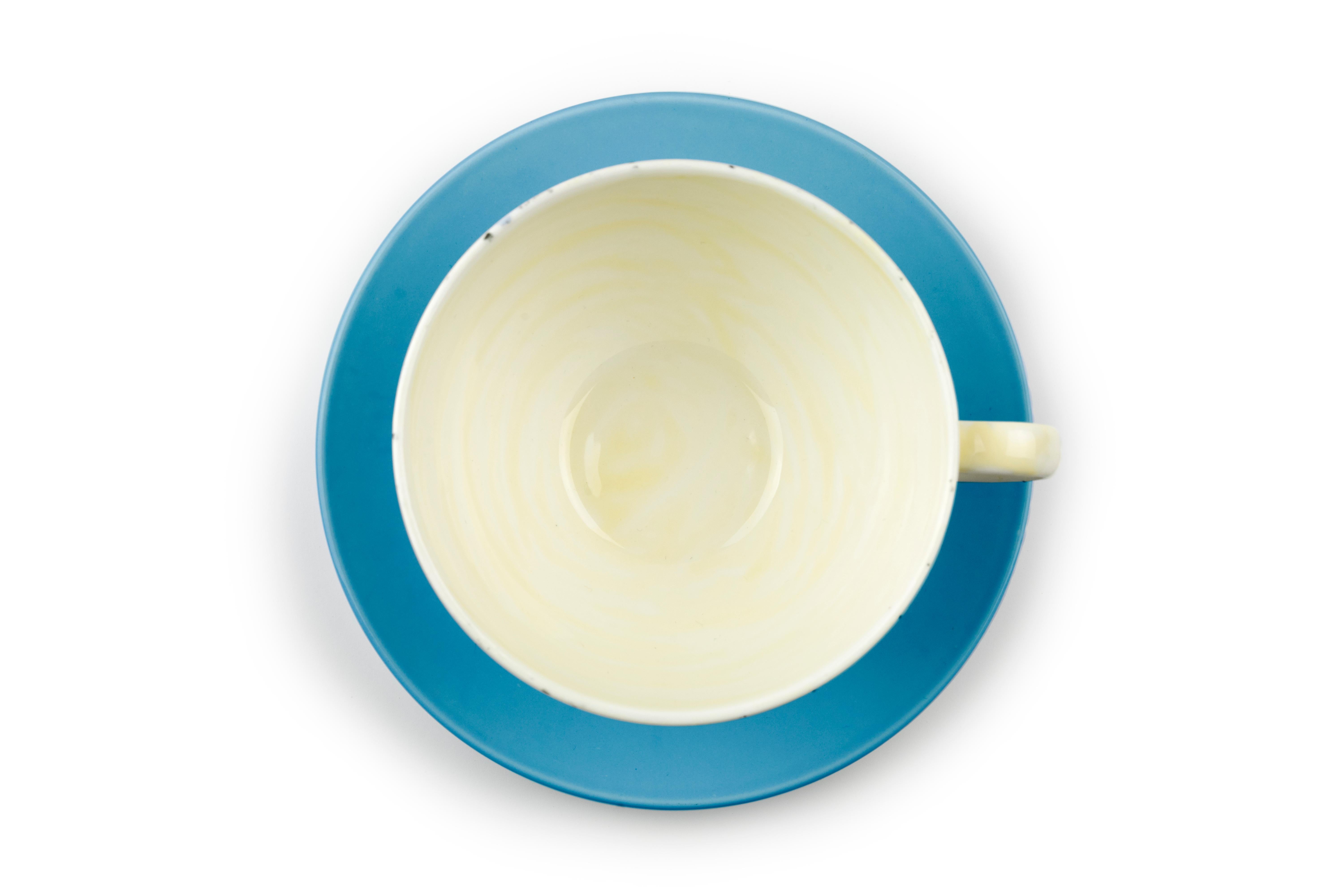 Britannique Grande tasse et soucoupe en porcelaine fine à la cendre d'os émaillée à la main avec design expressionniste en vente