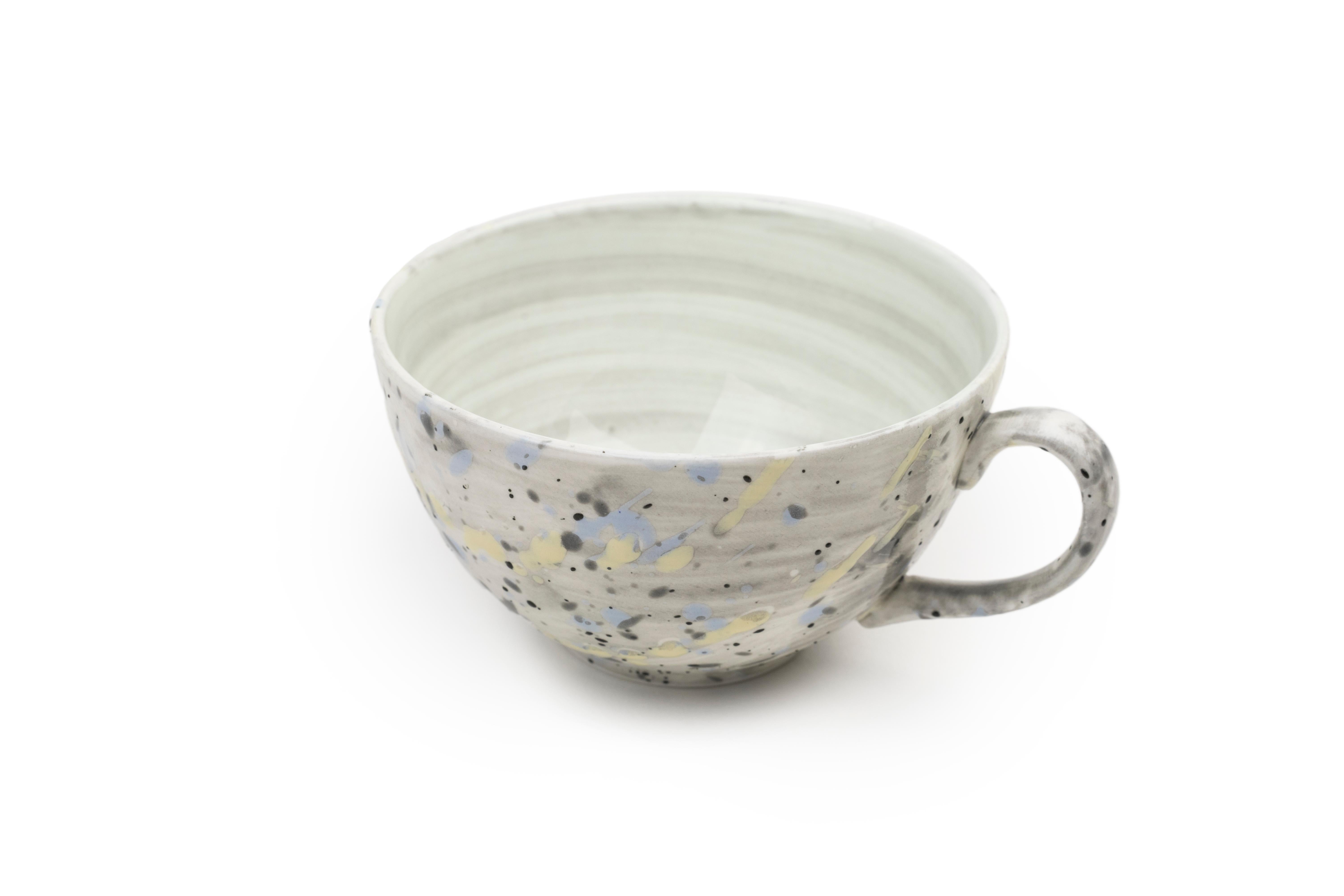 Vernissé Grande tasse et soucoupe en porcelaine fine à la cendre d'os émaillée à la main avec design expressionniste en vente