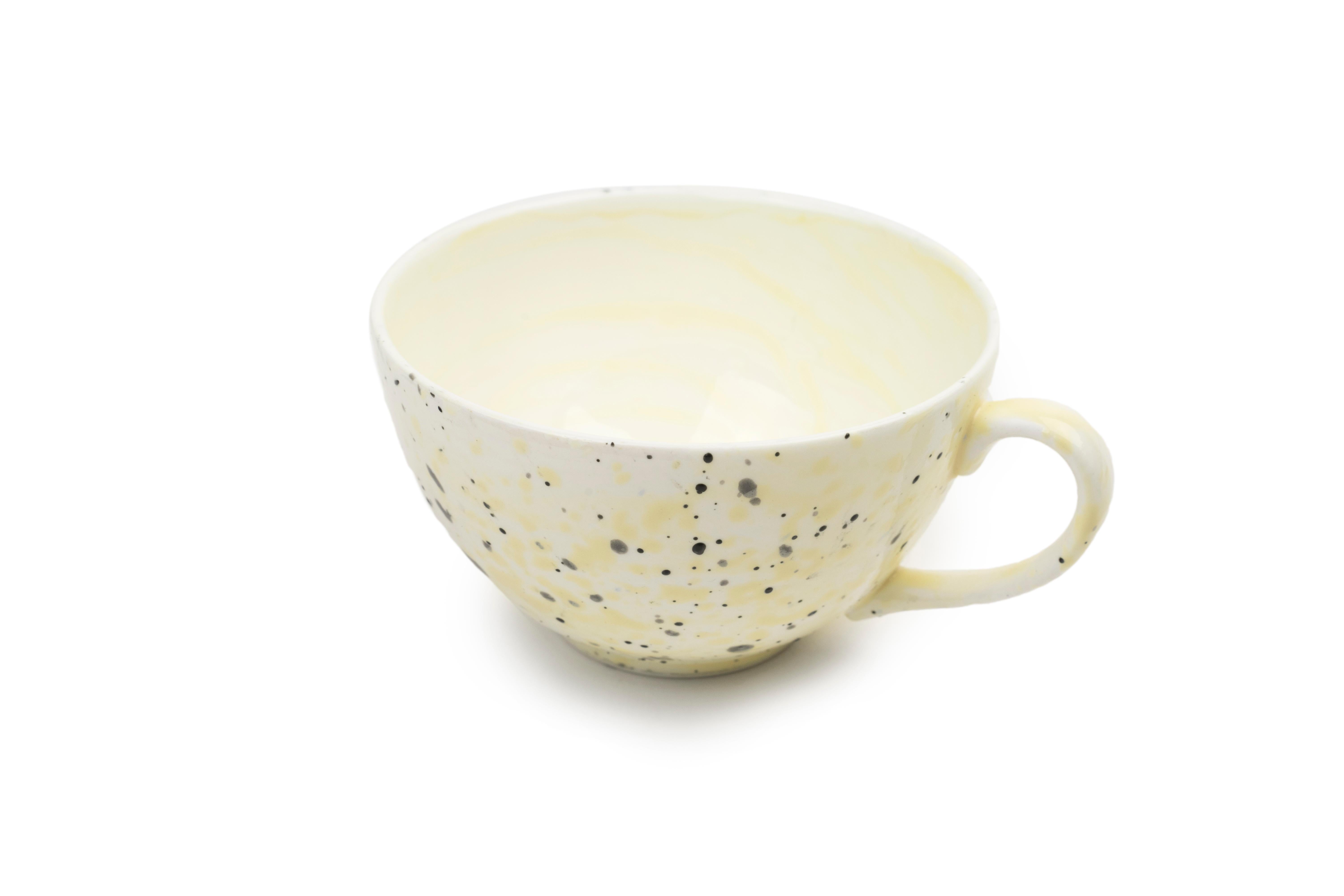 Grande tasse et soucoupe en porcelaine fine à la cendre d'os émaillée à la main avec design expressionniste Excellent état - En vente à London, GB