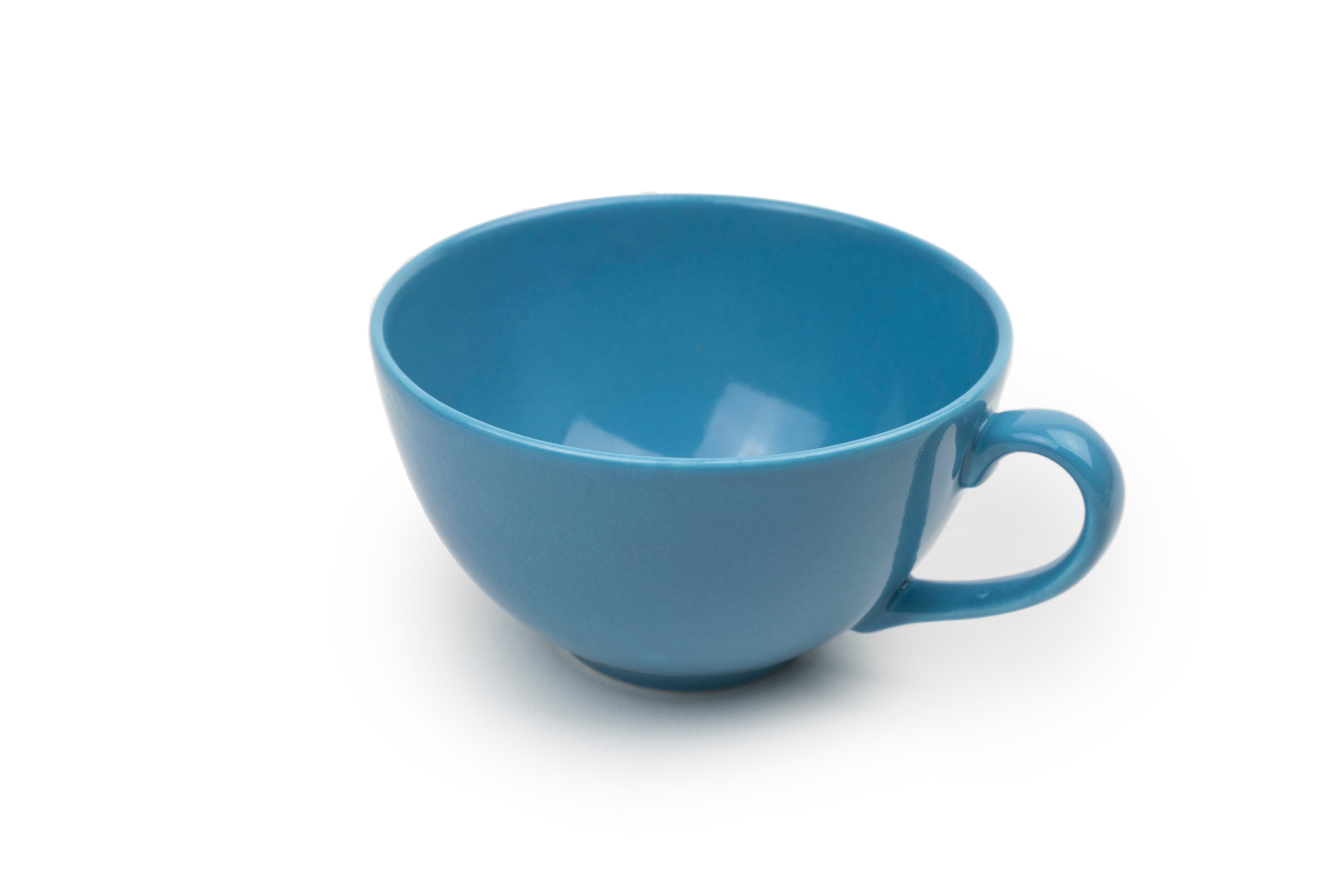 Große handglasierte Tasse und Untertasse aus feinem Knochenporzellan mit expressionistischem Design (Britisch) im Angebot