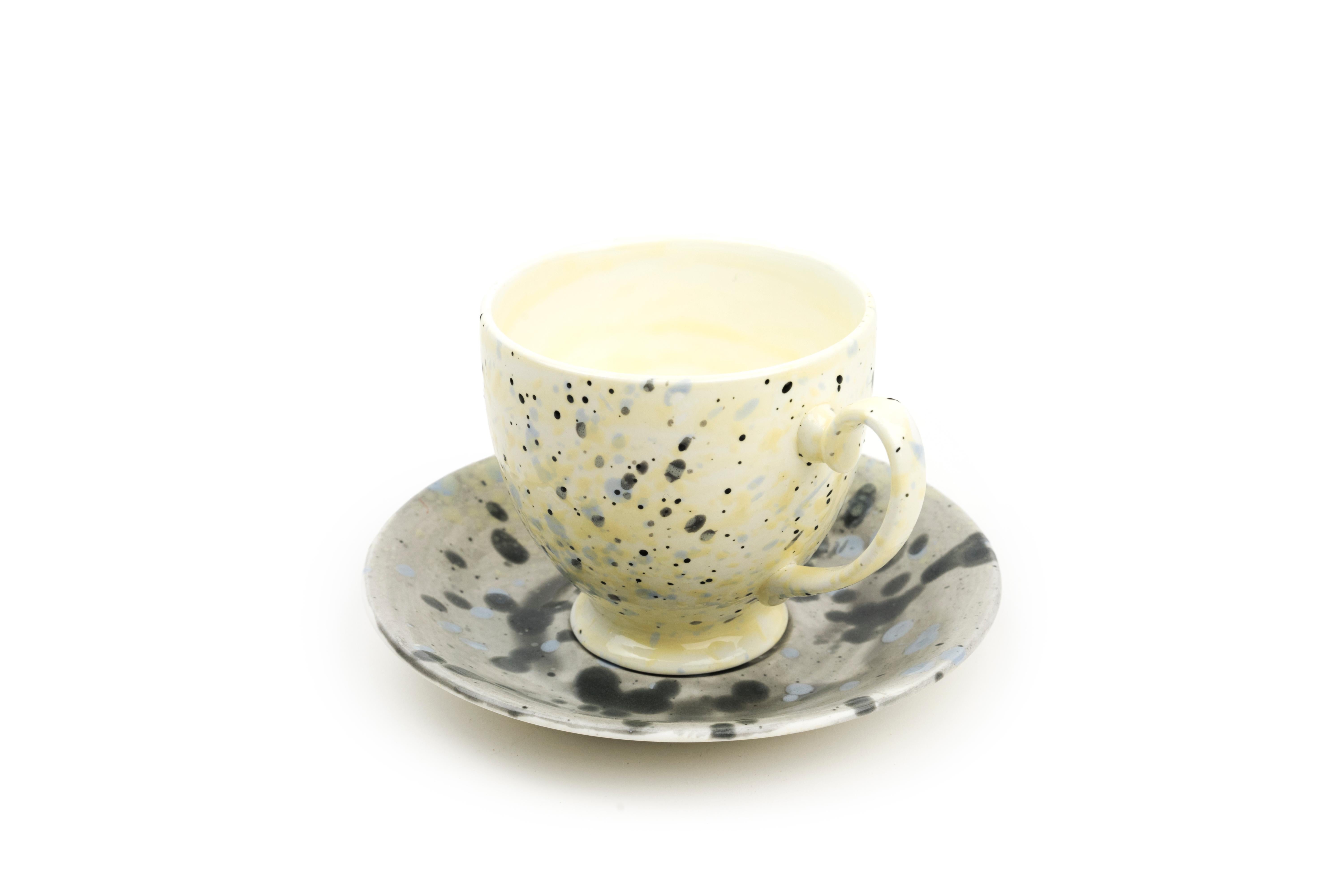 Moderne Petite tasse et soucoupe en porcelaine fine à la cendre d'os émaillée à la main avec design expressionniste en vente