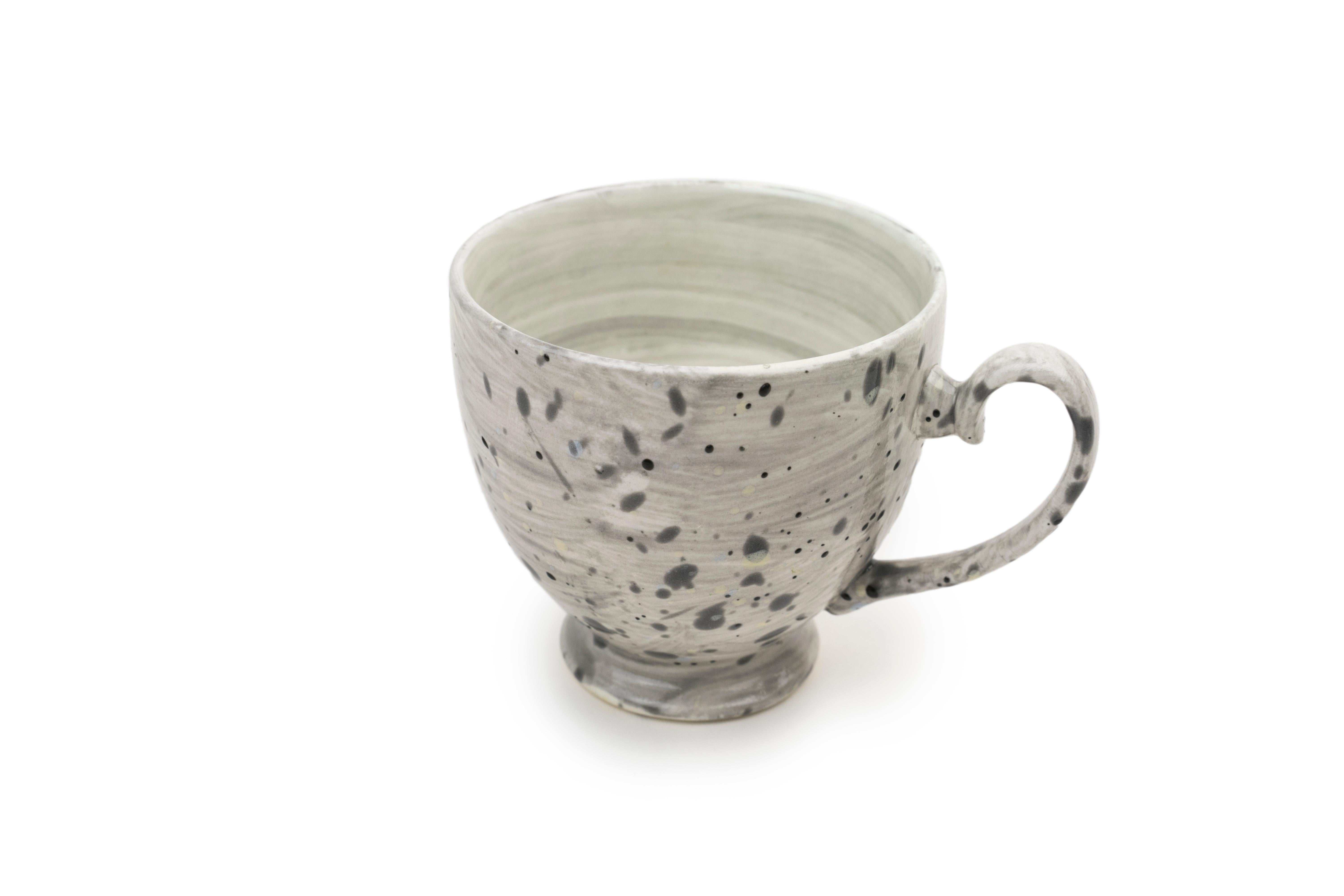Britannique Petite tasse et soucoupe en porcelaine fine à la cendre d'os émaillée à la main avec design expressionniste en vente