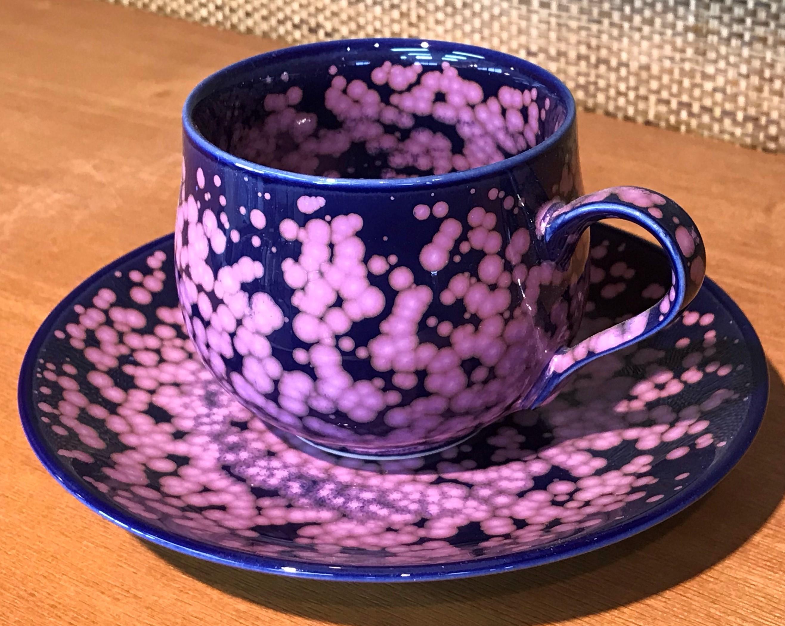 Exquisite Japanese contemporary porcelain cup and saucer, hand-glazed in stunning signature pink on a beautiful dark blue background, a signed work from one of the most striking collections by highly acclaimed award-winning master porcelain artist
