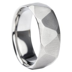 Anillo de Titanio Labrado a Mano con Facetas de Obsidiana y Ajuste Confortable