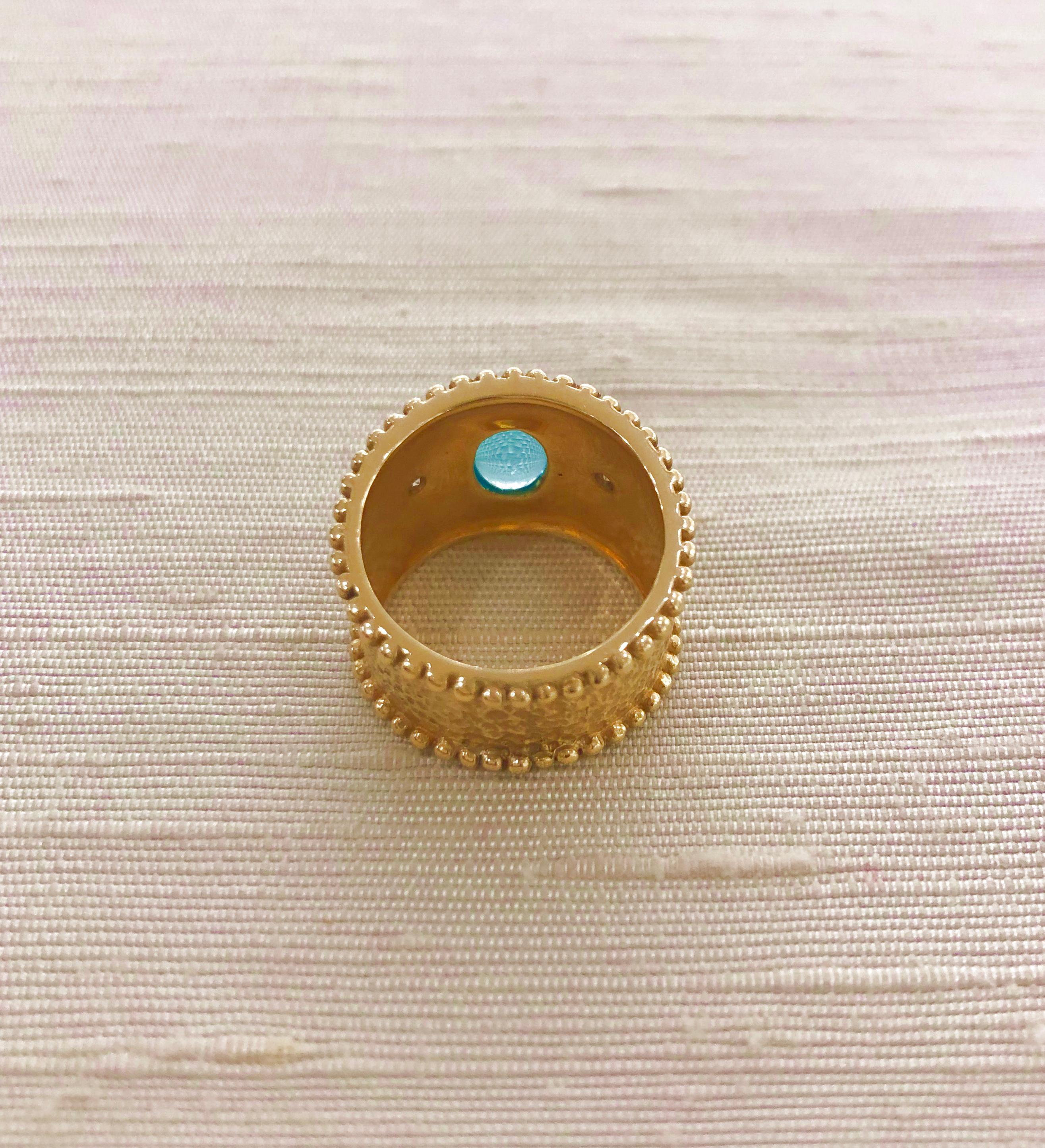 18 Karat Gold Ring with Oval Cabochon Blue Tourmaline and Diamonds In New Condition In Central, HK