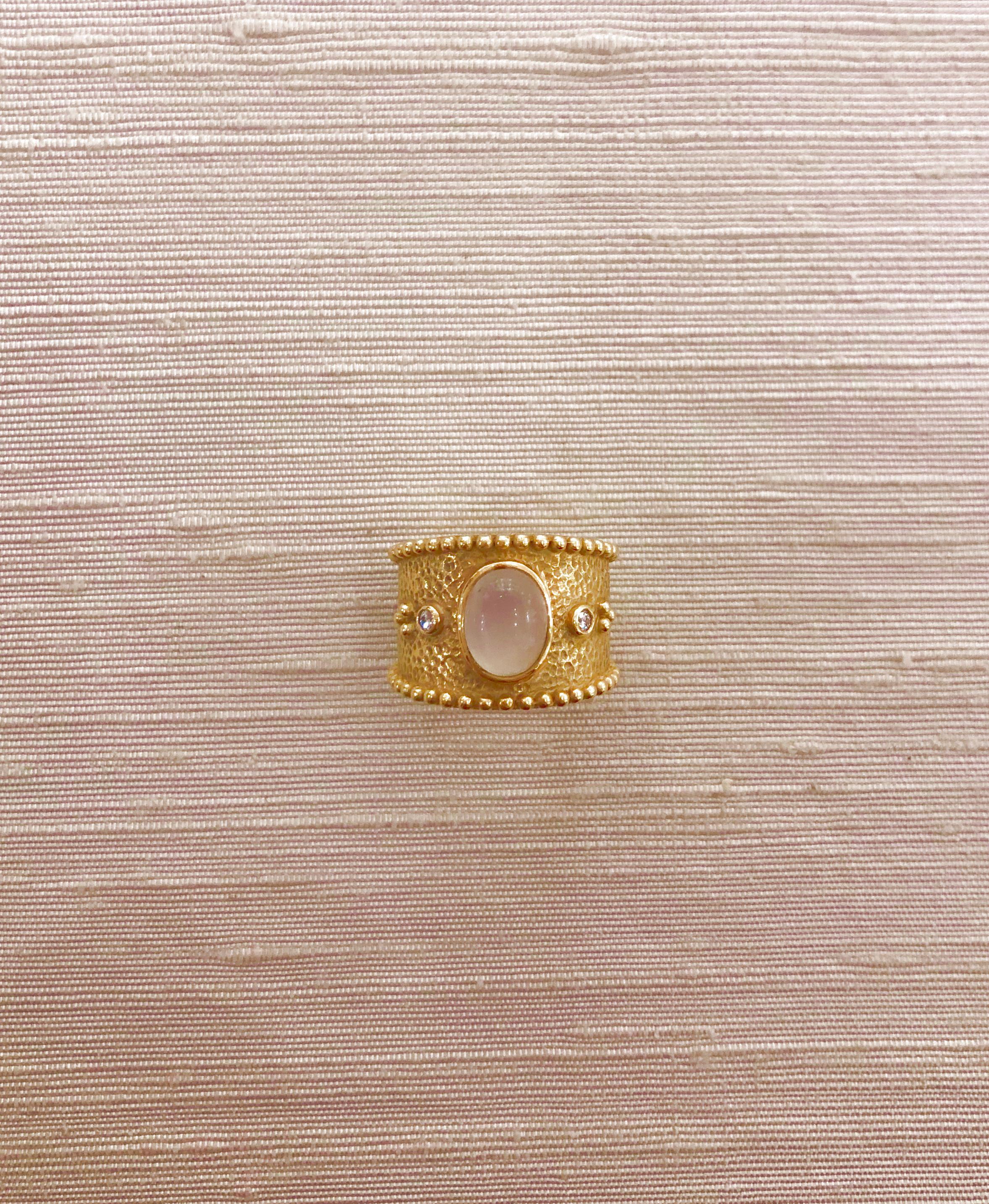 18 Karat Gold Ring with Oval Cabochon Moonstone Gem and Diamonds In New Condition For Sale In Central, HK