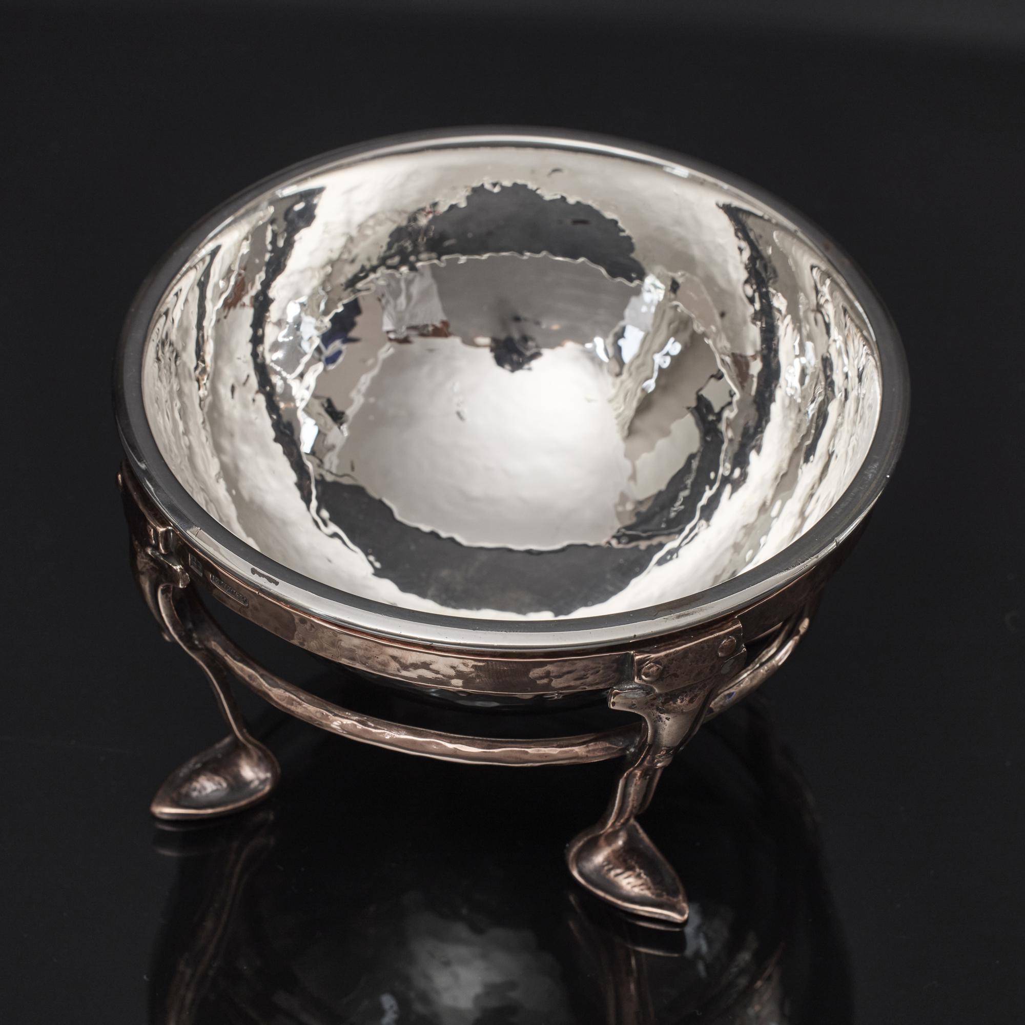 Ciotola in argento Arts & Crafts martellata a mano su supporto in rame in vendita 2