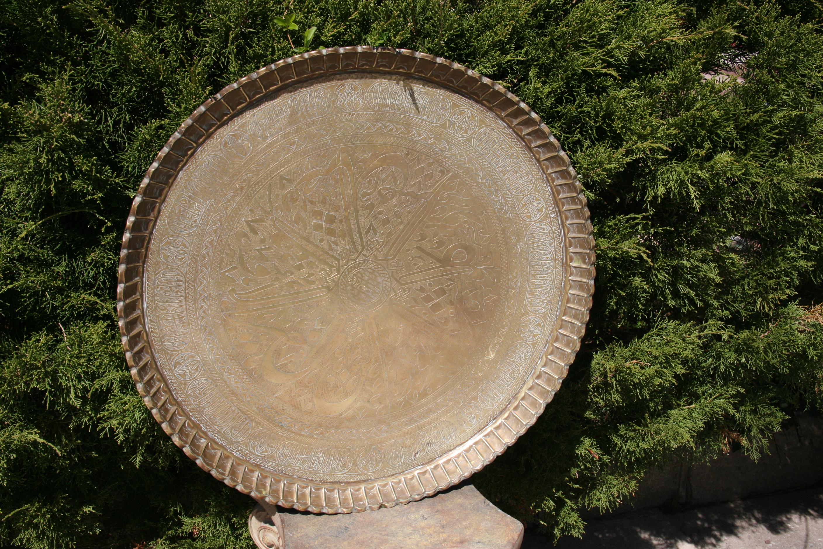 3-481 Großes dekoratives, handgefertigtes maurisches Messingtablett mit kunstvollen und feinen islamischen geometrischen Mustern mit Tortenrand