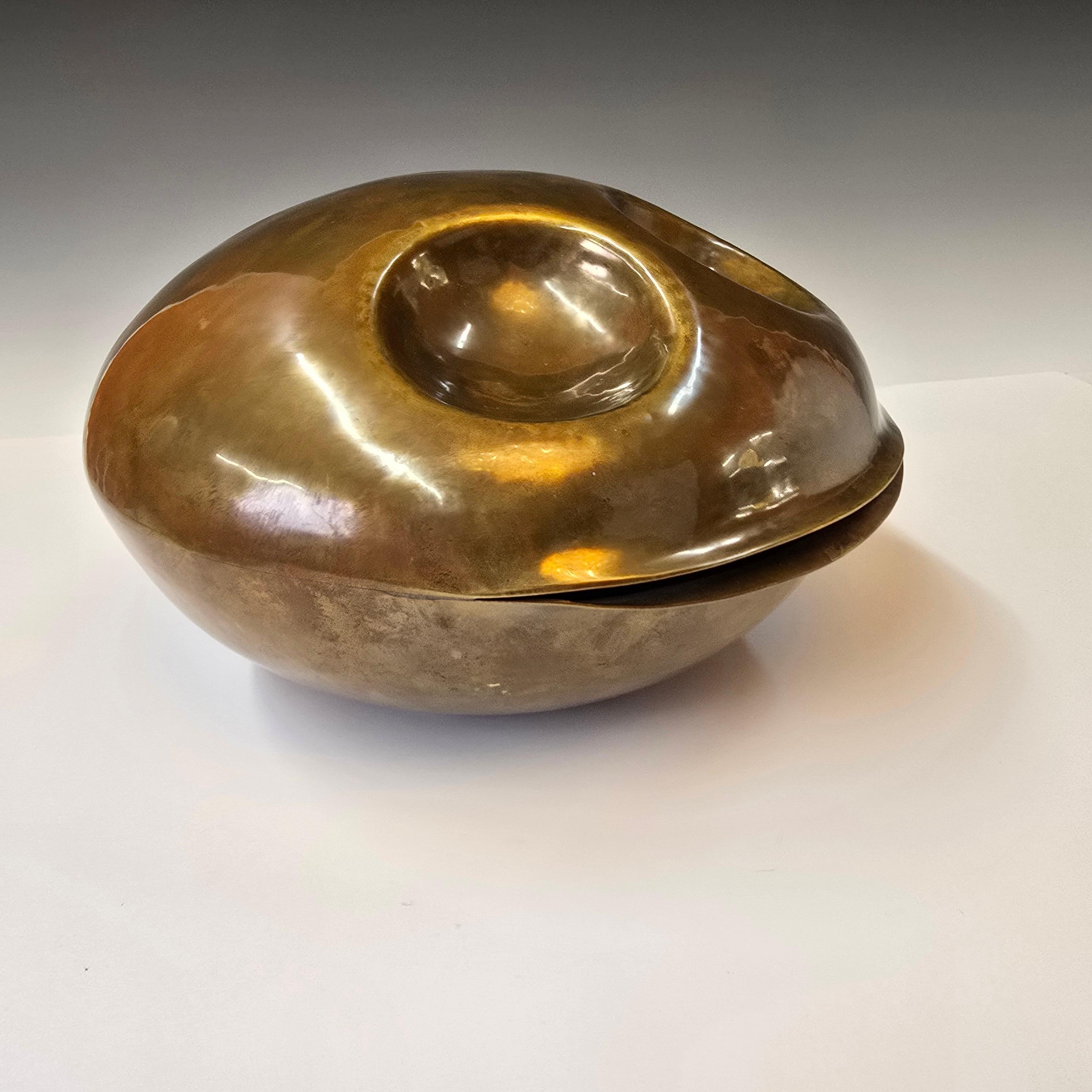 Escultura de latón martillado a mano Carita sonriente en venta 2