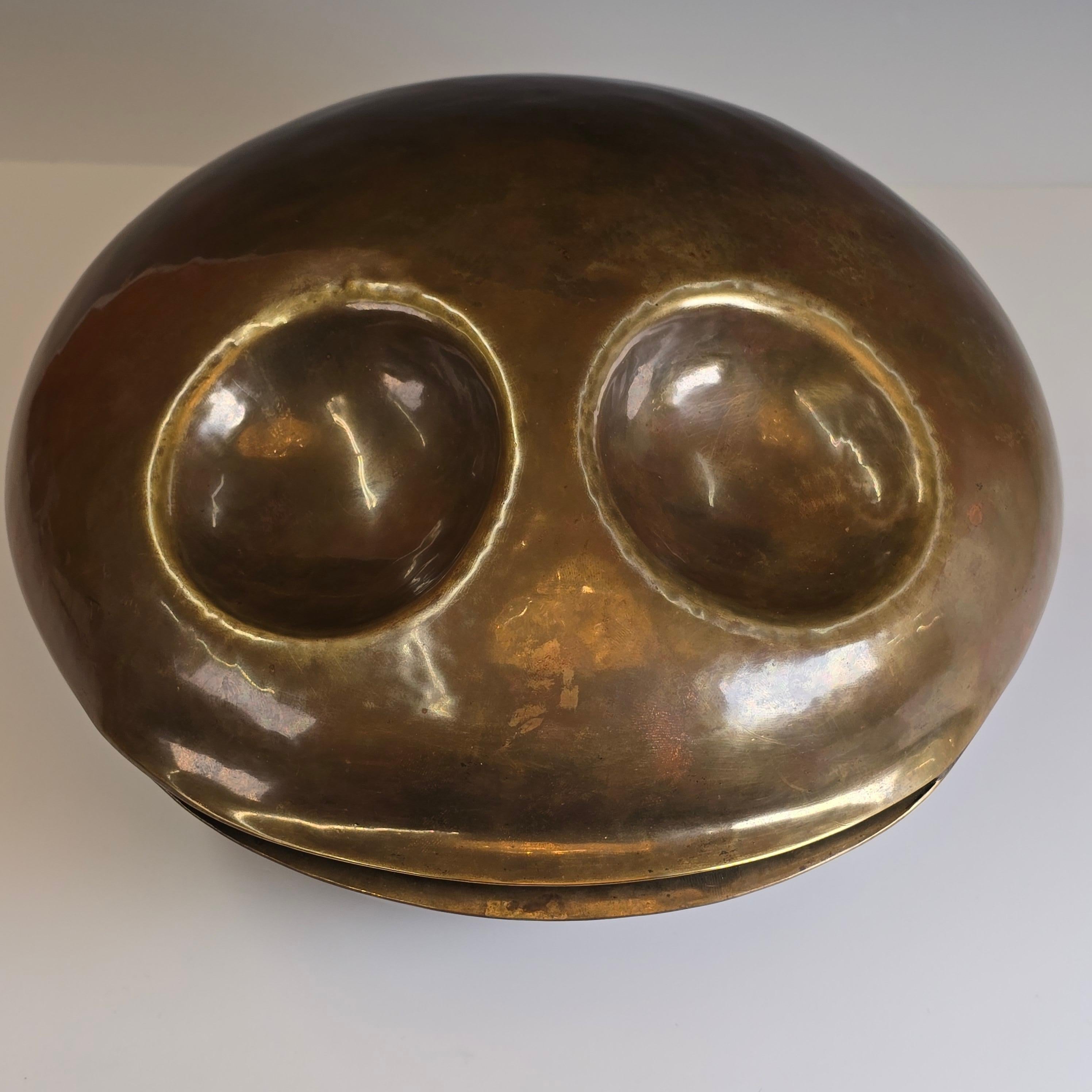 Escultura de latón martillado a mano Carita sonriente en venta 3