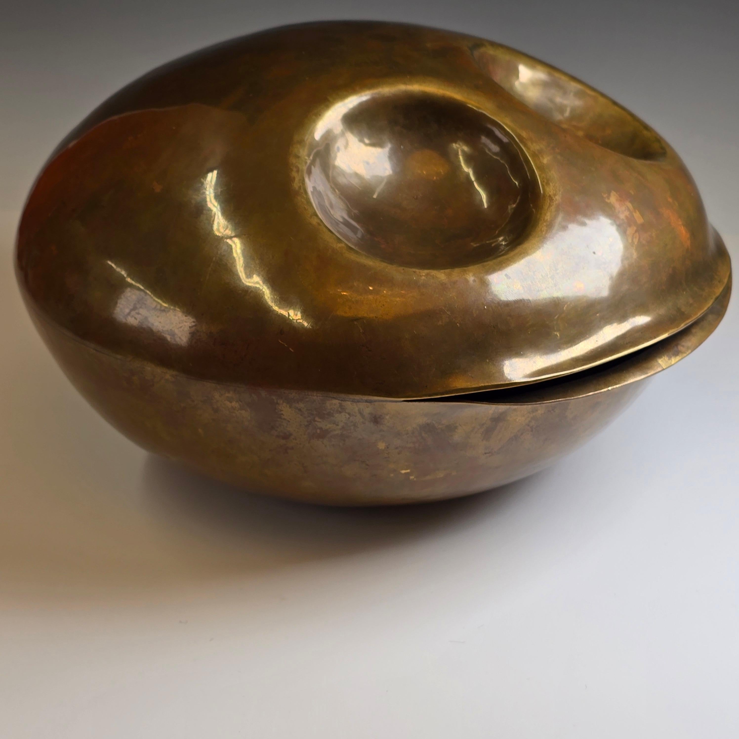 Escultura de latón martillado a mano Carita sonriente en venta 4