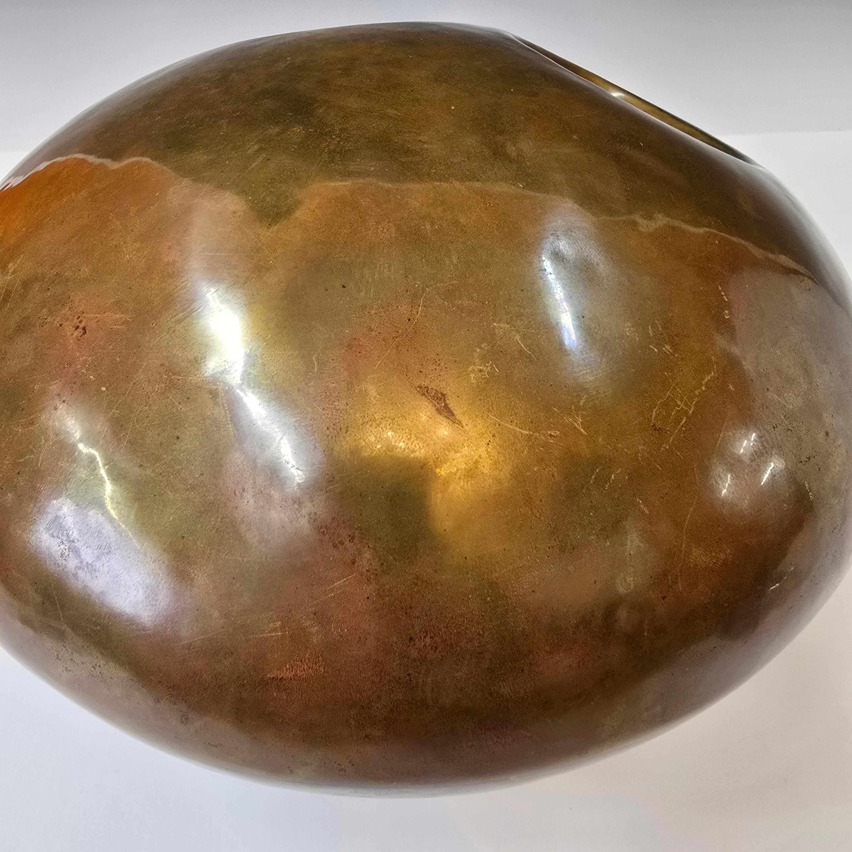 Escultura de latón martillado a mano Carita sonriente en venta 5