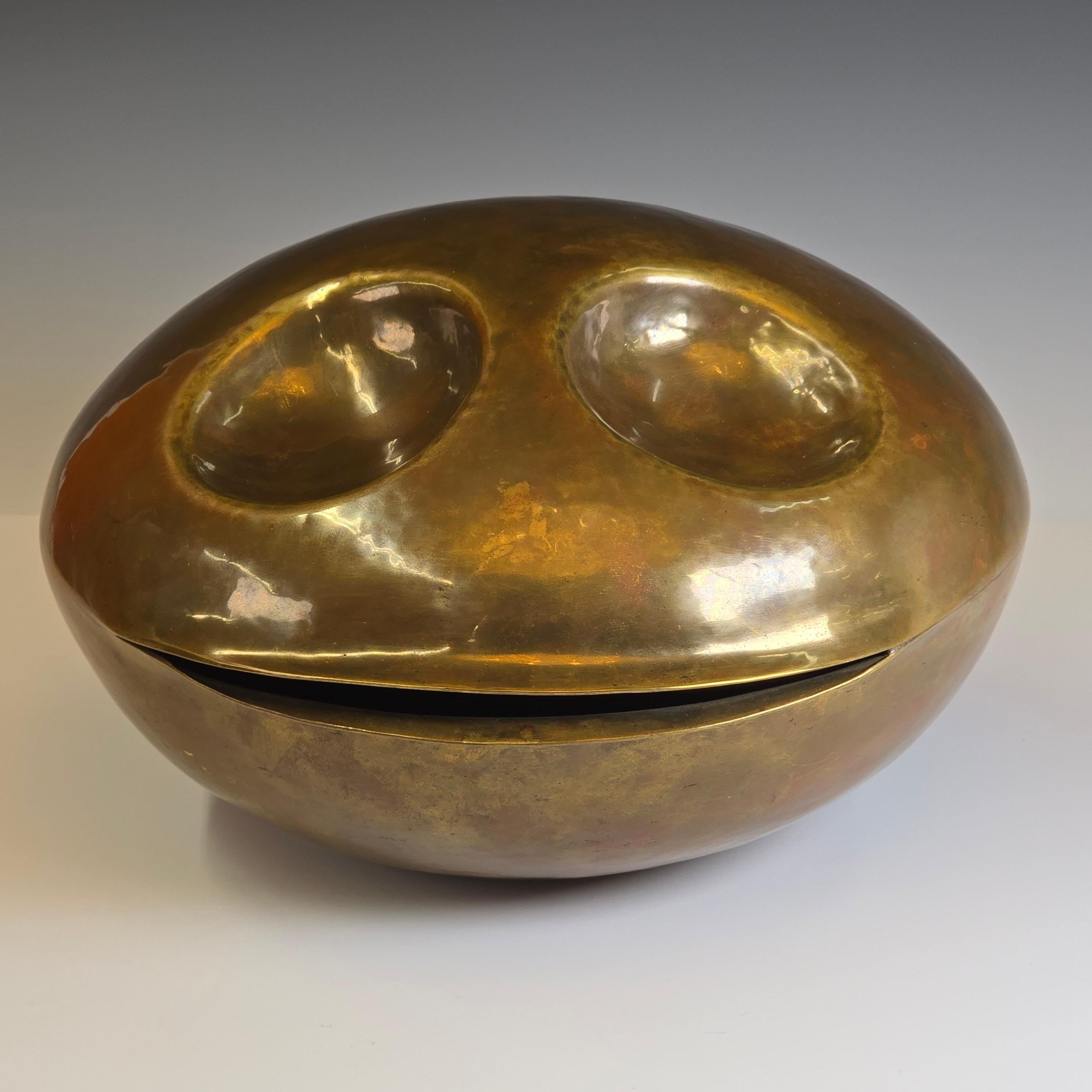 Escultura de latón martillado a mano Carita sonriente en venta 6