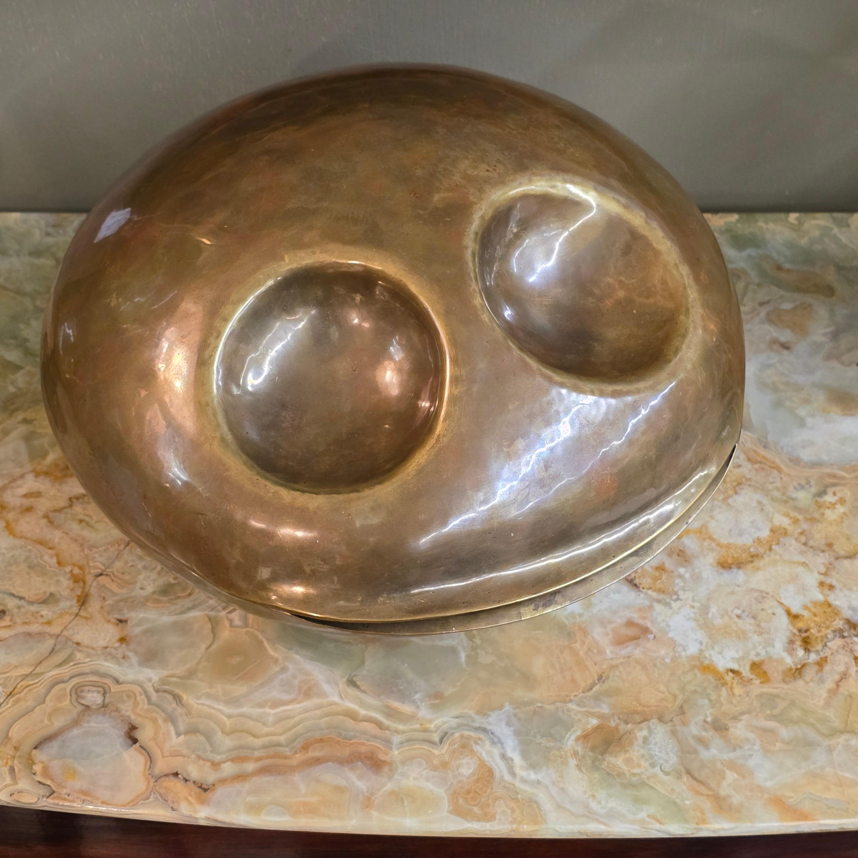 Escultura postmoderna superchula de cara sonriente de los años 80 hecha de latón martillado y luego soldado por los dos lados.   Perfecta escultura de sobremesa realizada en estilo postmoderno pero con materiales y técnicas tradicionales.    Esto