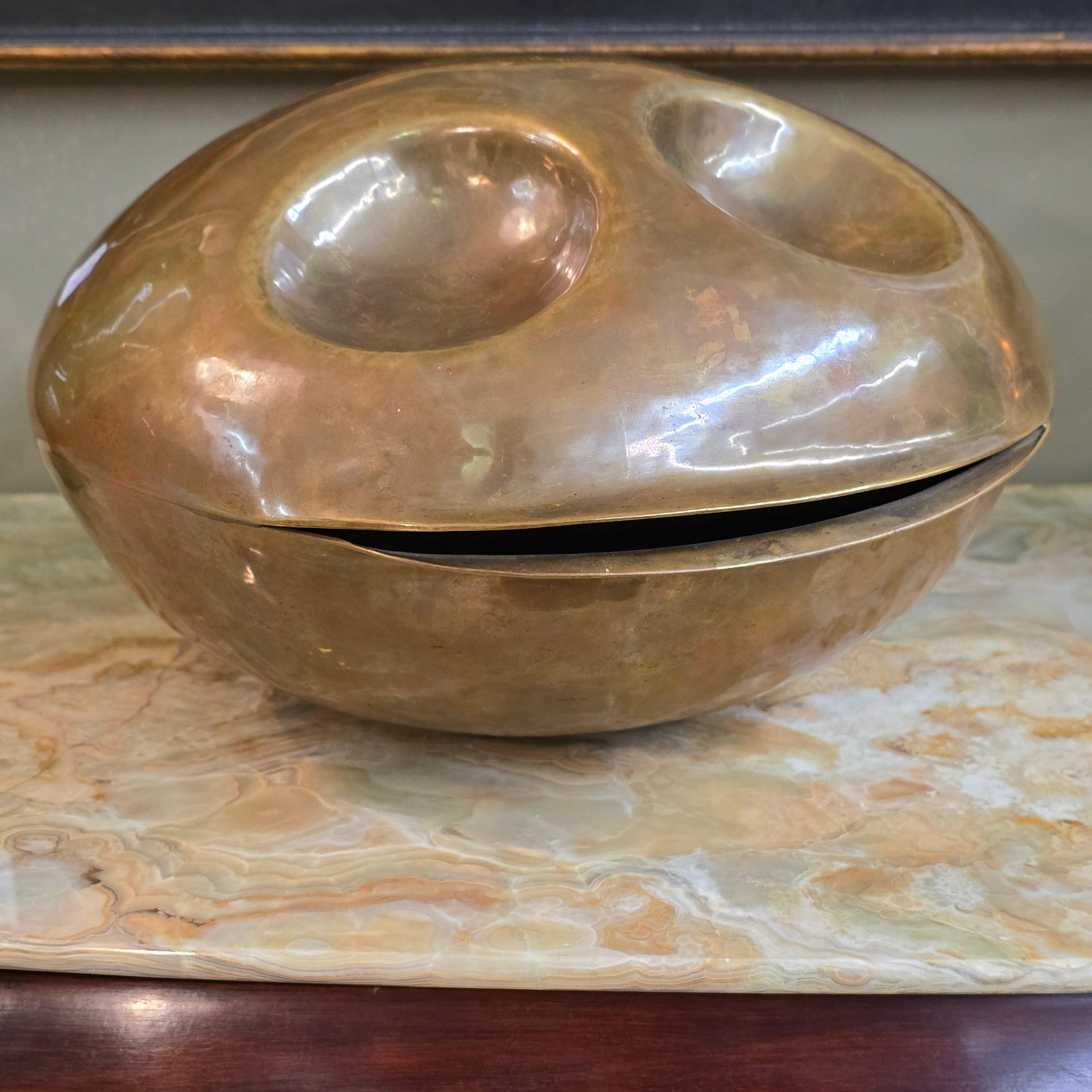Escultura de latón martillado a mano Carita sonriente Posmoderno en venta