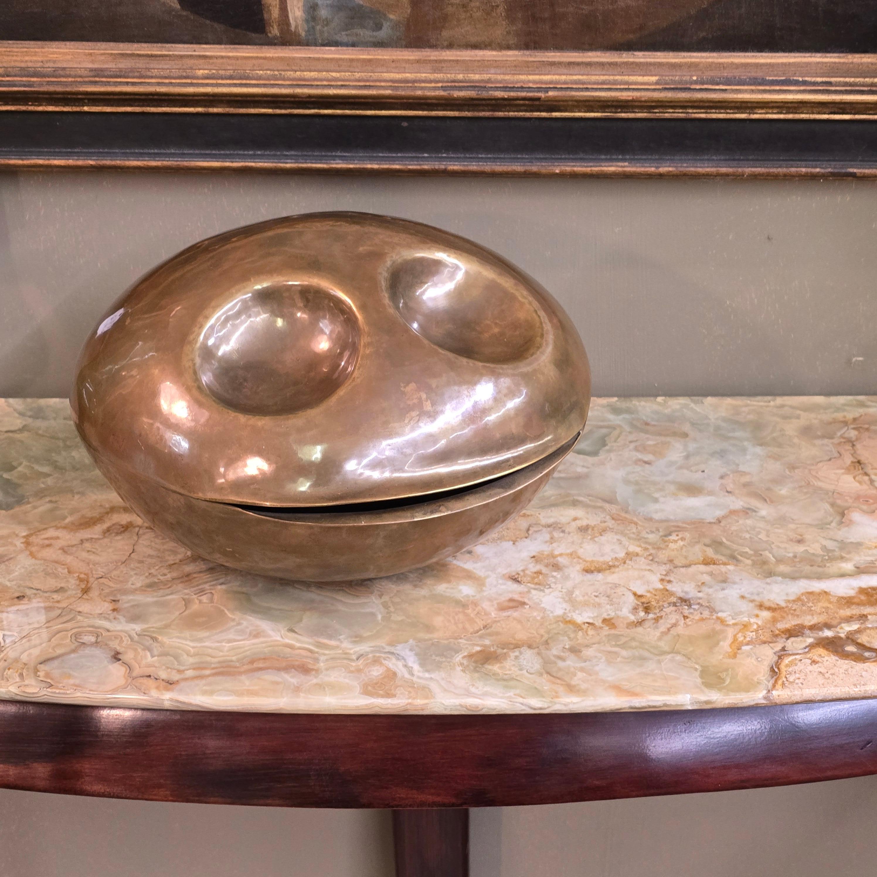 Escultura de latón martillado a mano Carita sonriente Estadounidense en venta