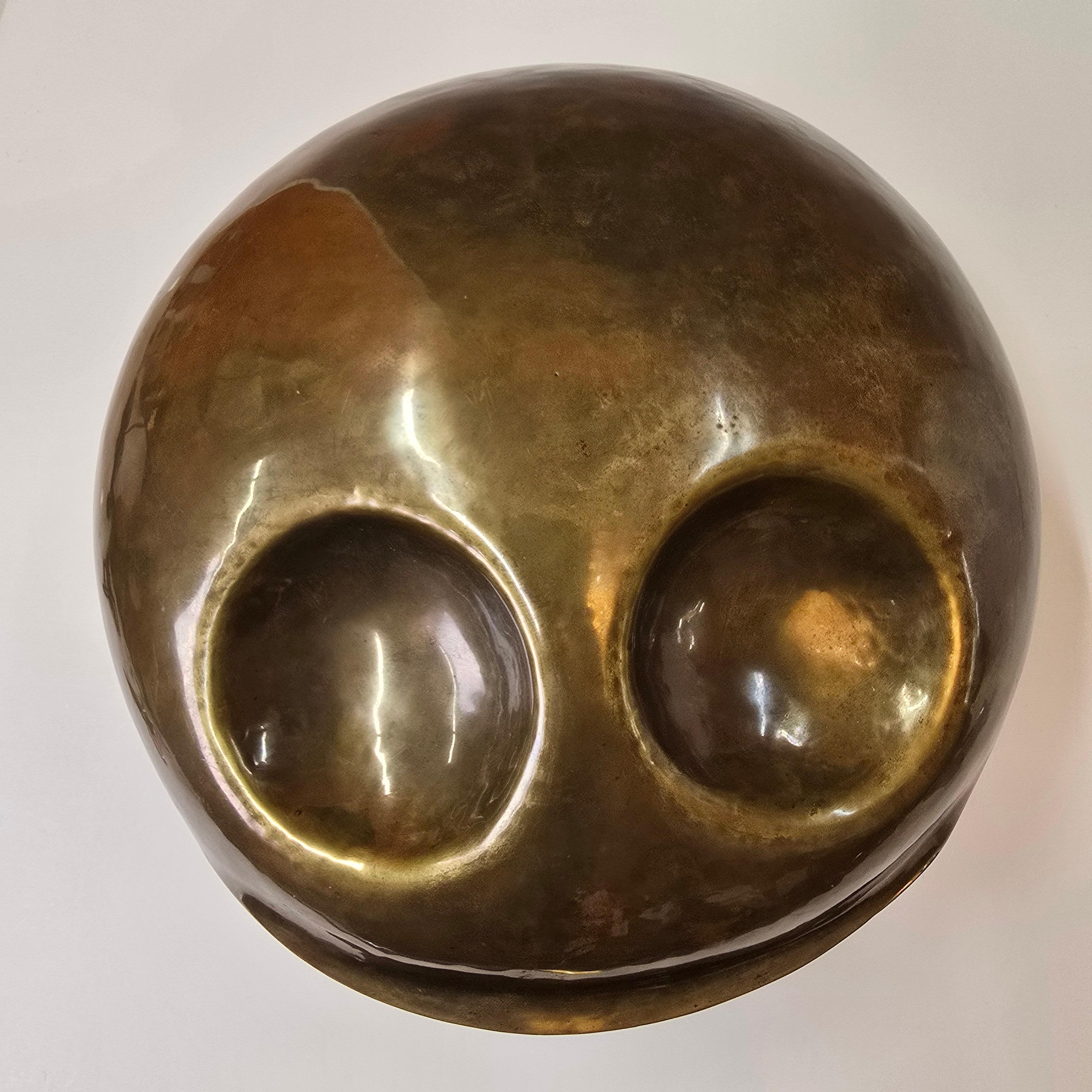 Escultura de latón martillado a mano Carita sonriente Martillado en venta