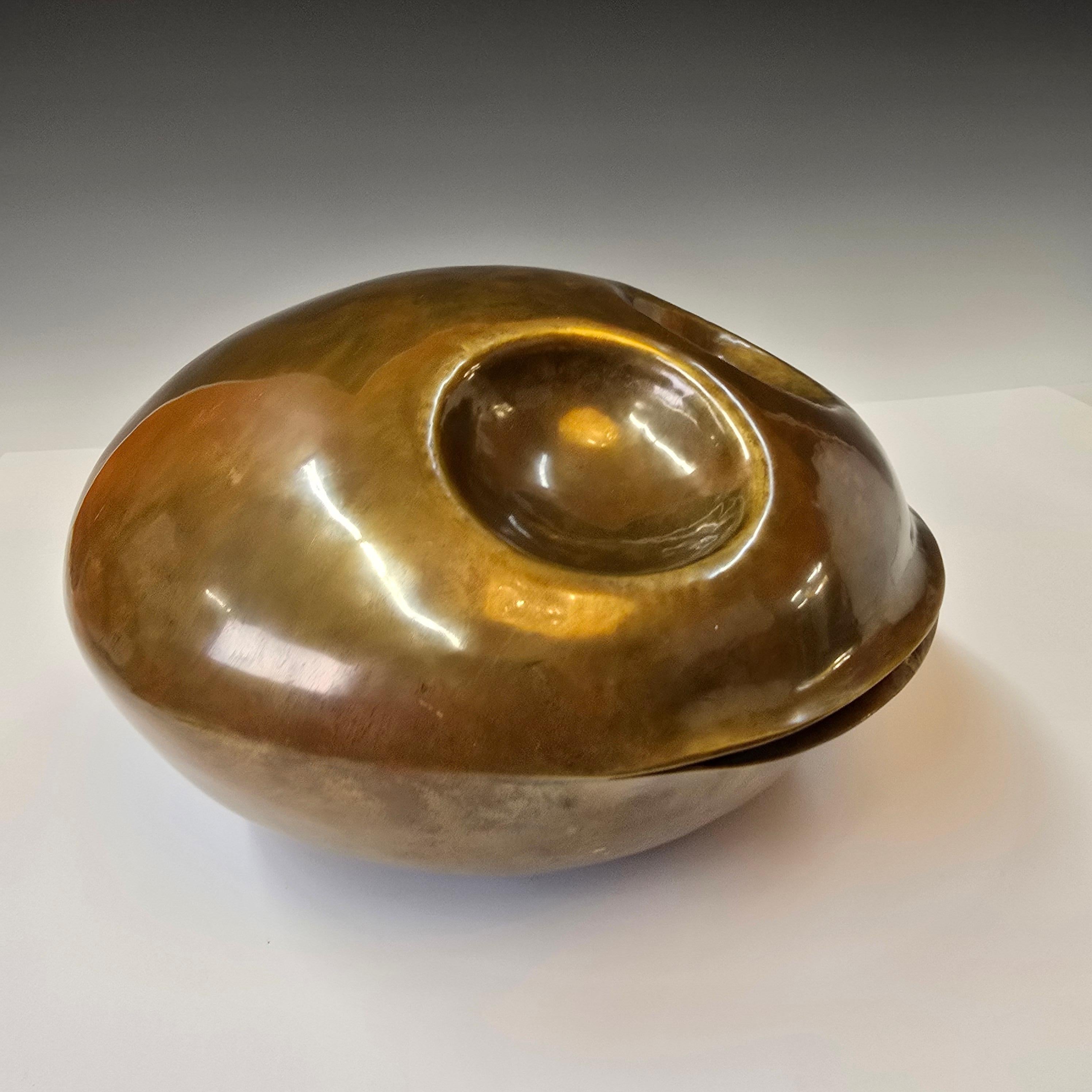 Escultura de latón martillado a mano Carita sonriente finales del siglo XX en venta