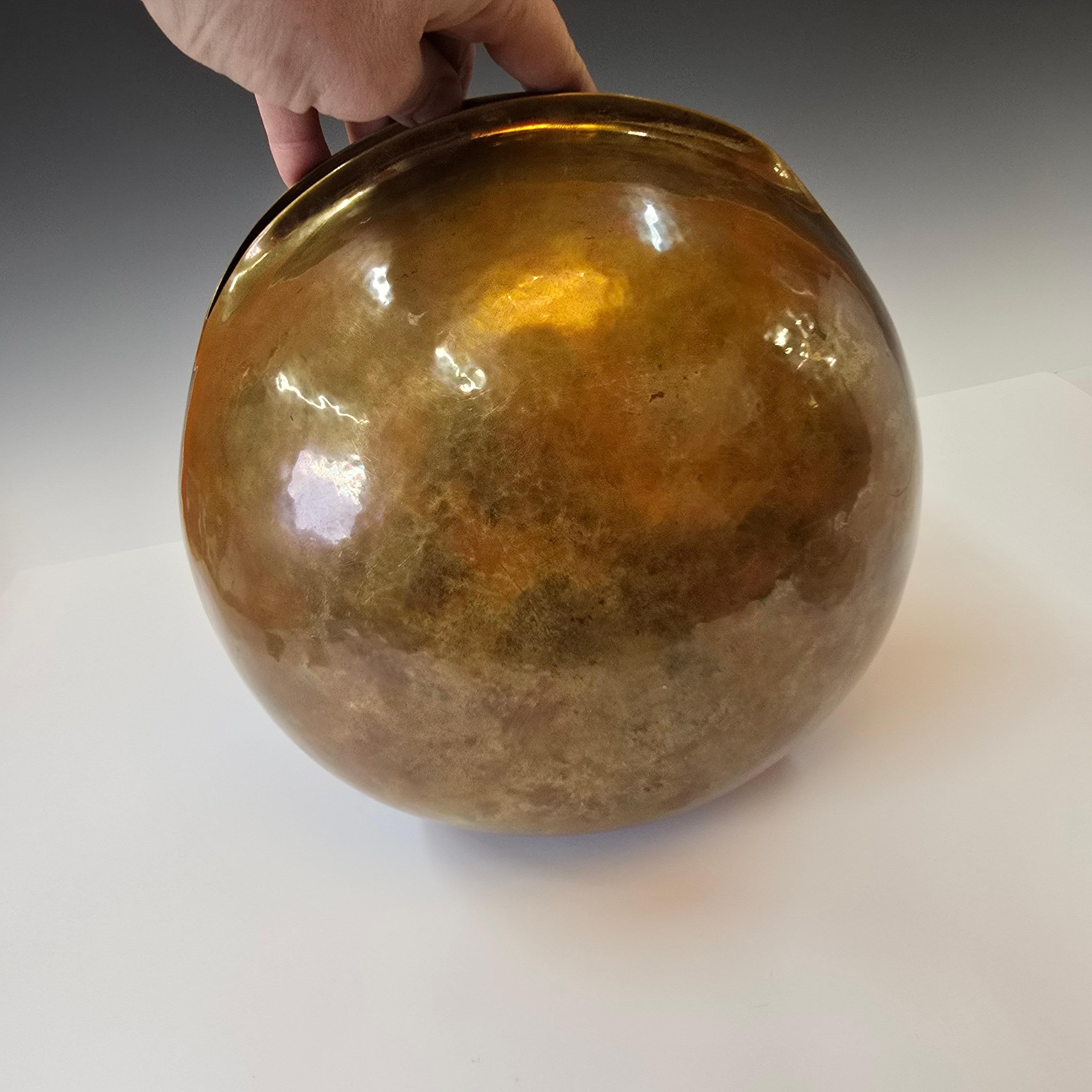 Escultura de latón martillado a mano Carita sonriente en venta 1