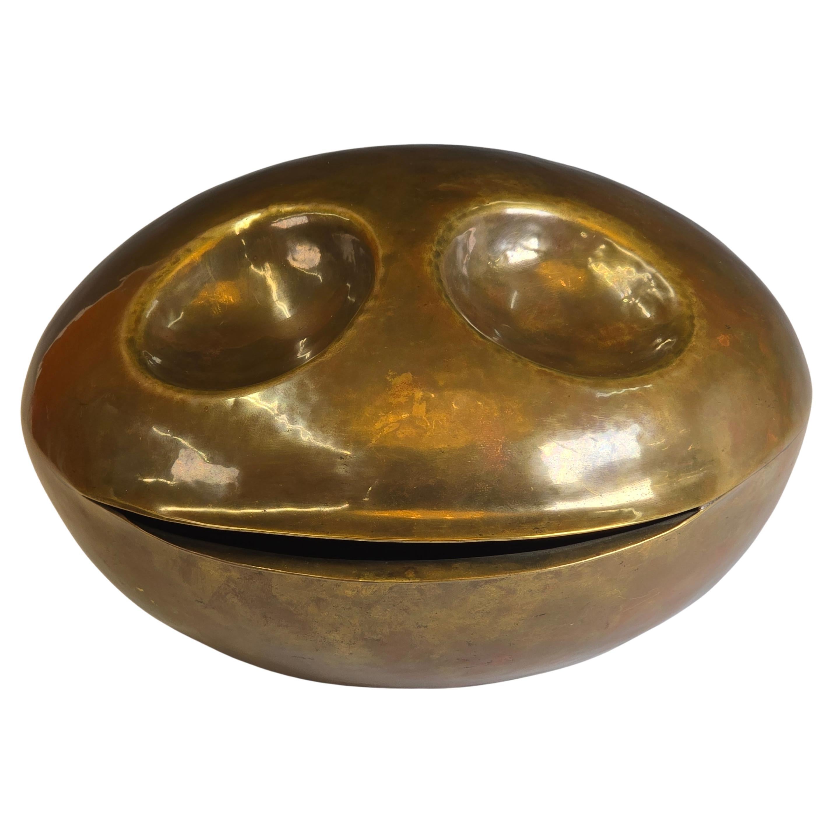Scultura in ottone martellato a mano con faccina sorridente