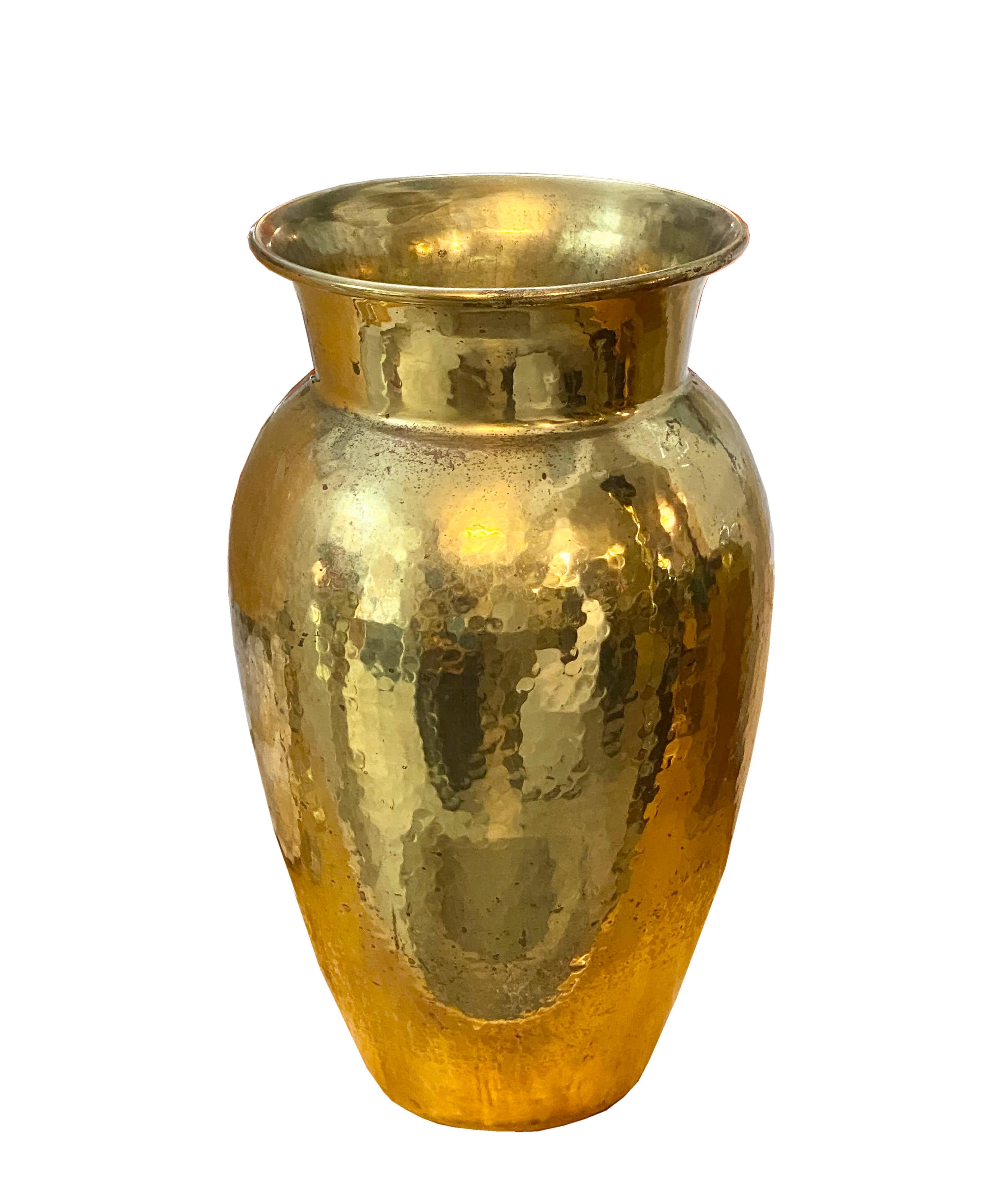 Round umbrella stand made of hammered gilt brass. Italian design produced in mid-century, circa 1960.
     