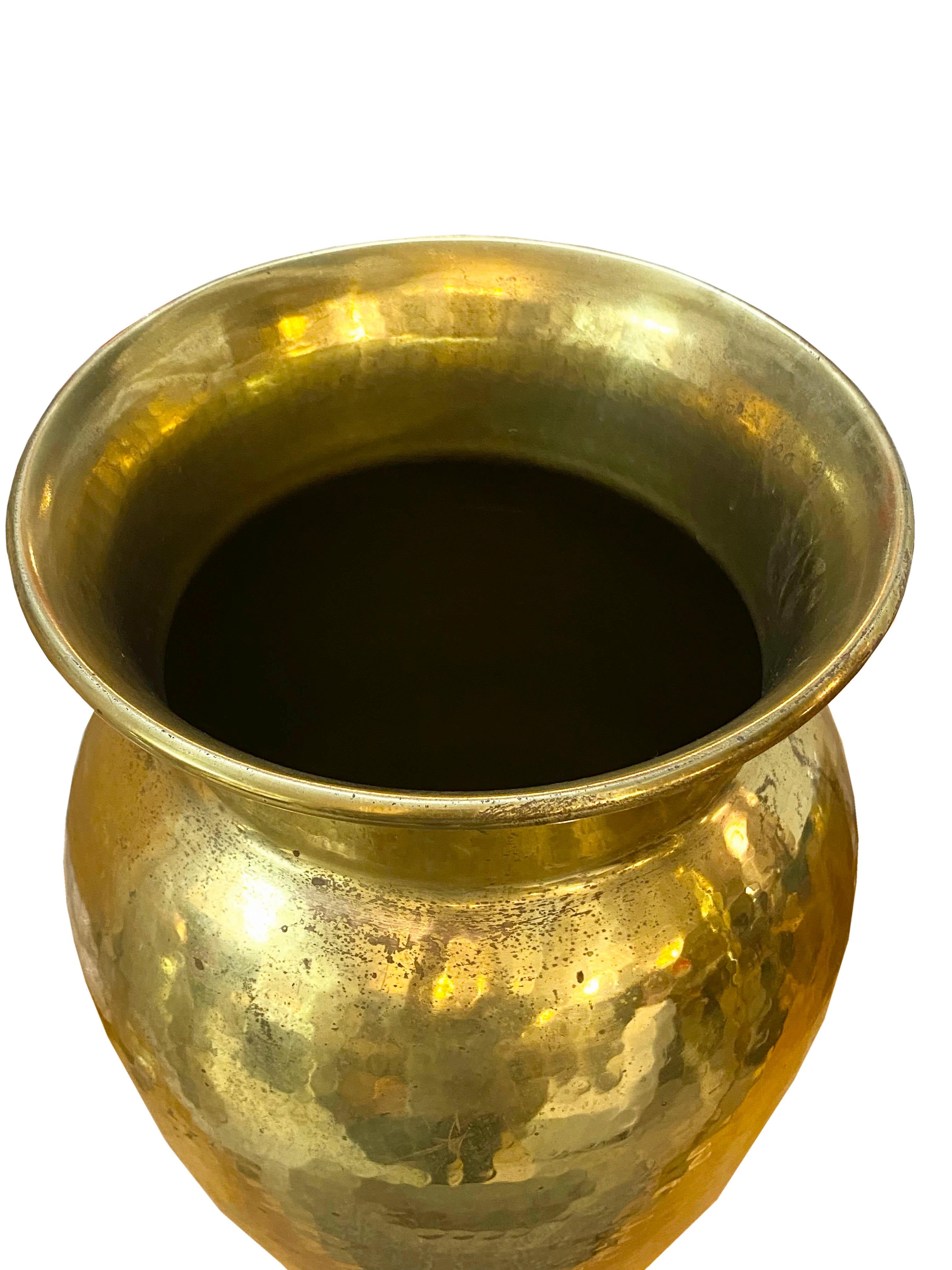 Hand-Hammered Brass Umbrella Stand, Italy 1960s In Good Condition For Sale In Naples, IT