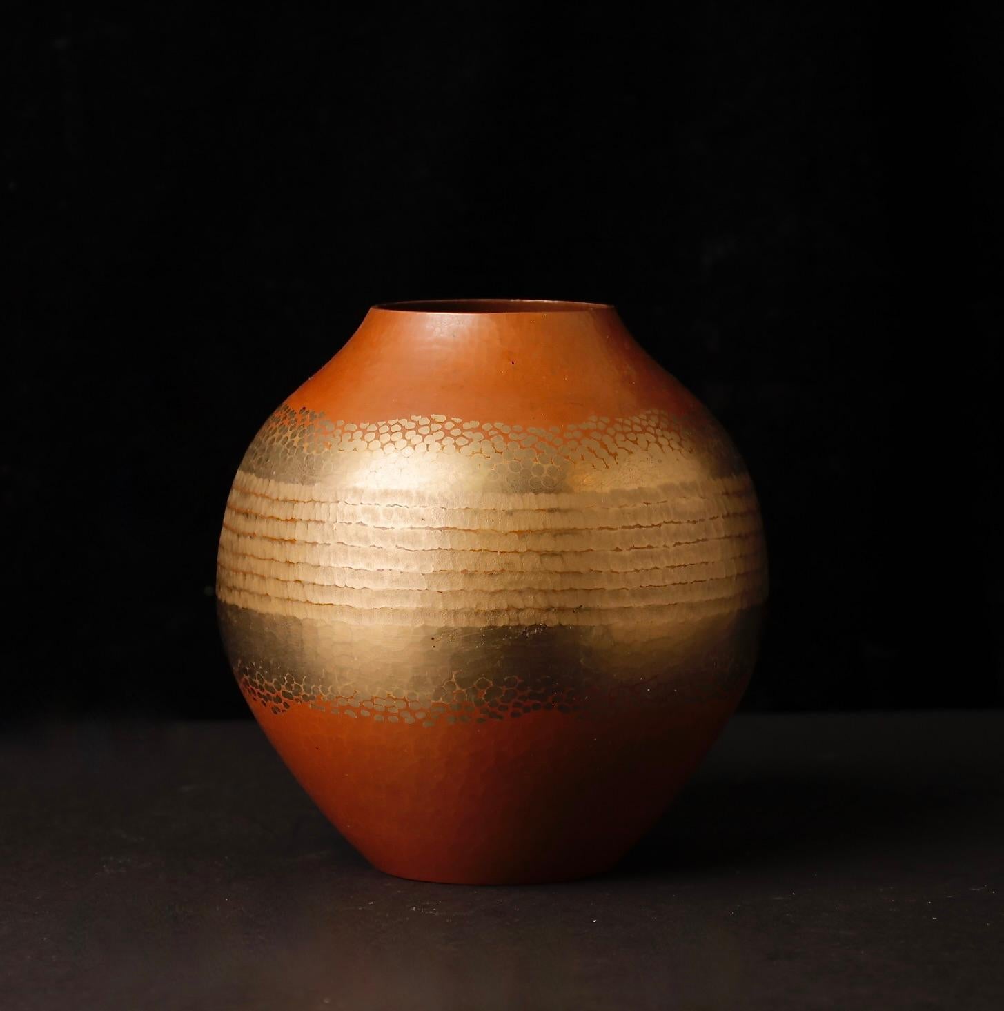 Giapponese Vaso in rame martellato a mano di Gyokusendō - Tsuiki Metalwork, Giappone in vendita