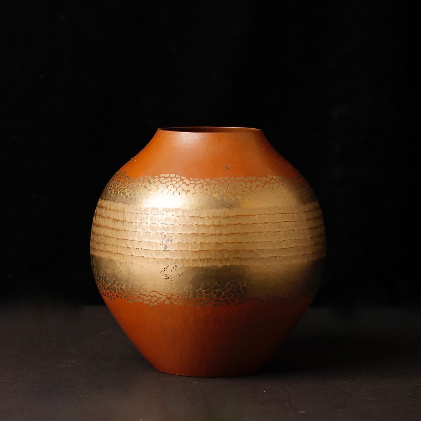 Vaso in rame martellato a mano di Gyokusendō - Tsuiki Metalwork, Giappone In condizioni buone in vendita a Fukuoka, JP