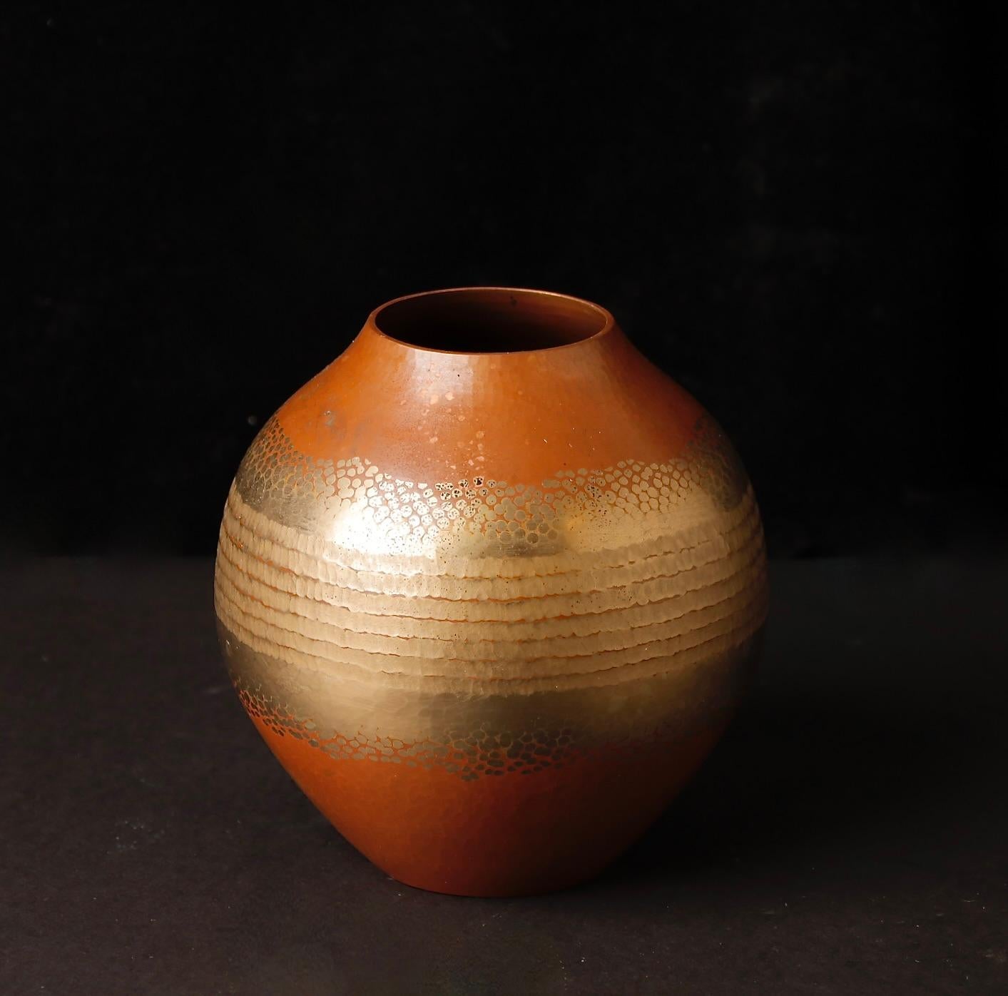 Vaso in rame martellato a mano di Gyokusendō - Tsuiki Metalwork, Giappone in vendita 1