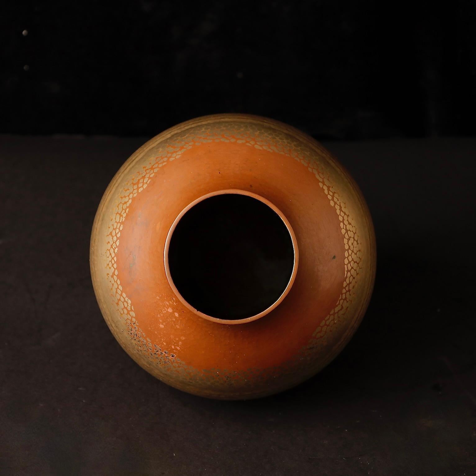 Vaso in rame martellato a mano di Gyokusendō - Tsuiki Metalwork, Giappone in vendita 3