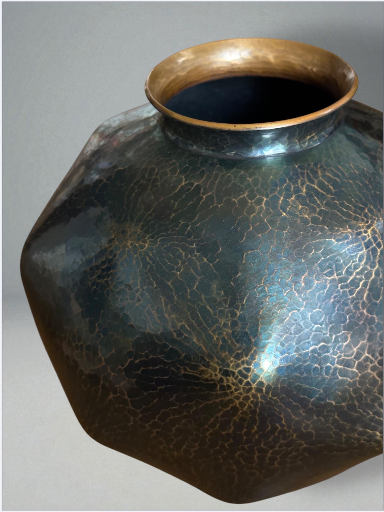 Vaso in rame martellato a mano di Gyokusendō con documentazione originale in vendita 3