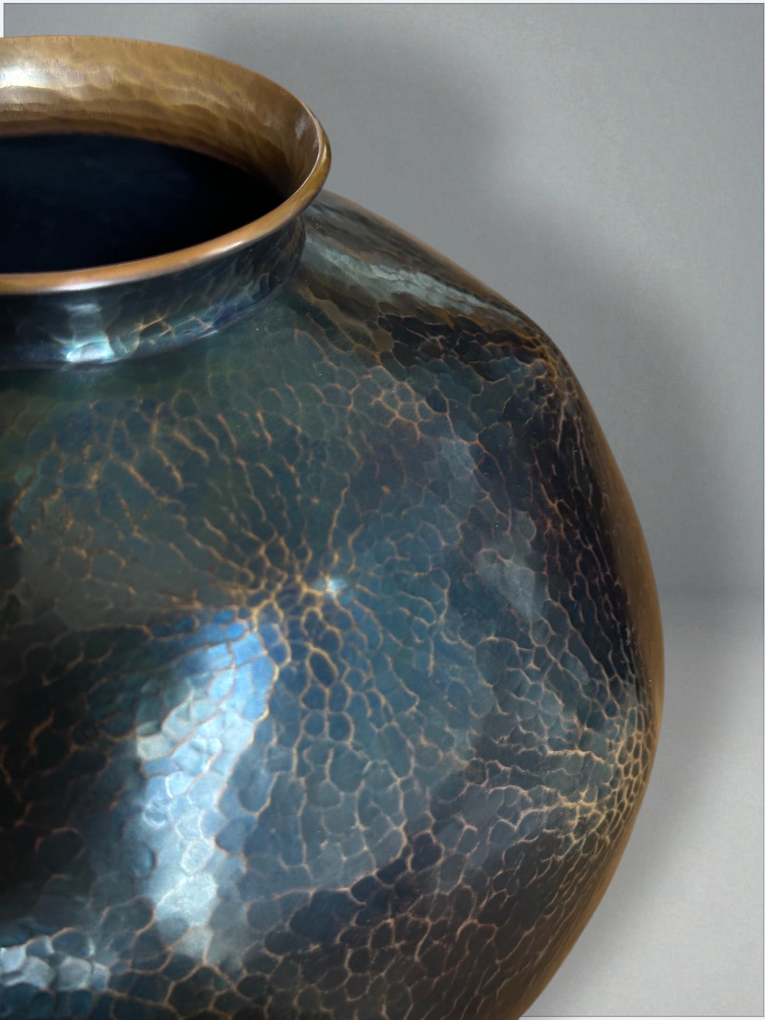 Vaso in rame martellato a mano di Gyokusendō con documentazione originale in vendita 4