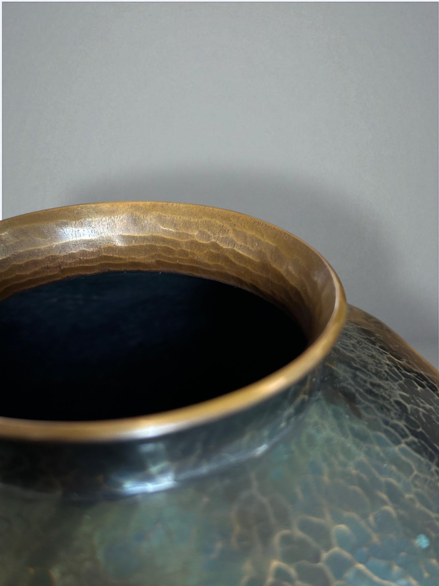 Vaso in rame martellato a mano di Gyokusendō con documentazione originale in vendita 5