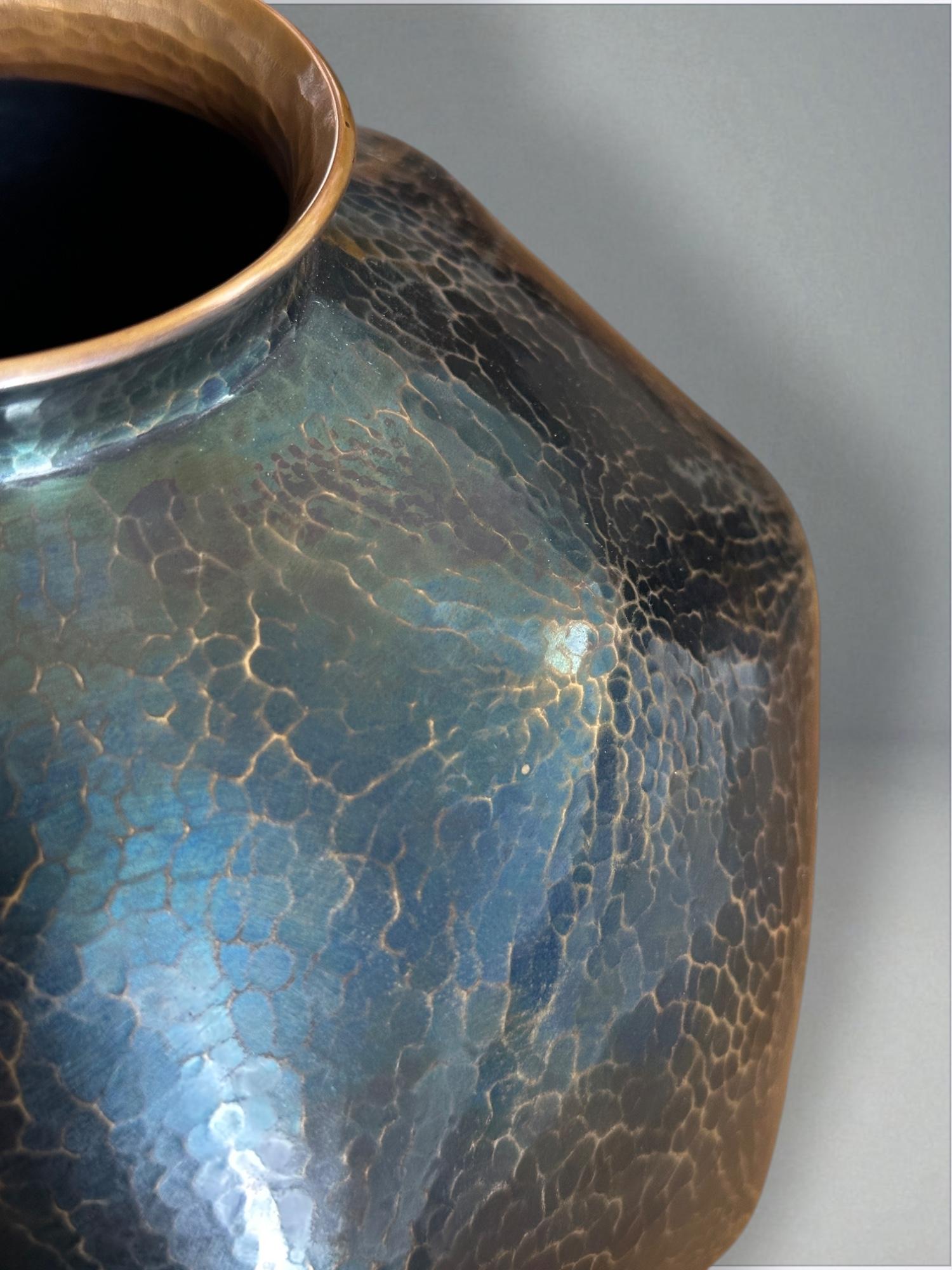 Vaso in rame martellato a mano di Gyokusendō con documentazione originale in vendita 6