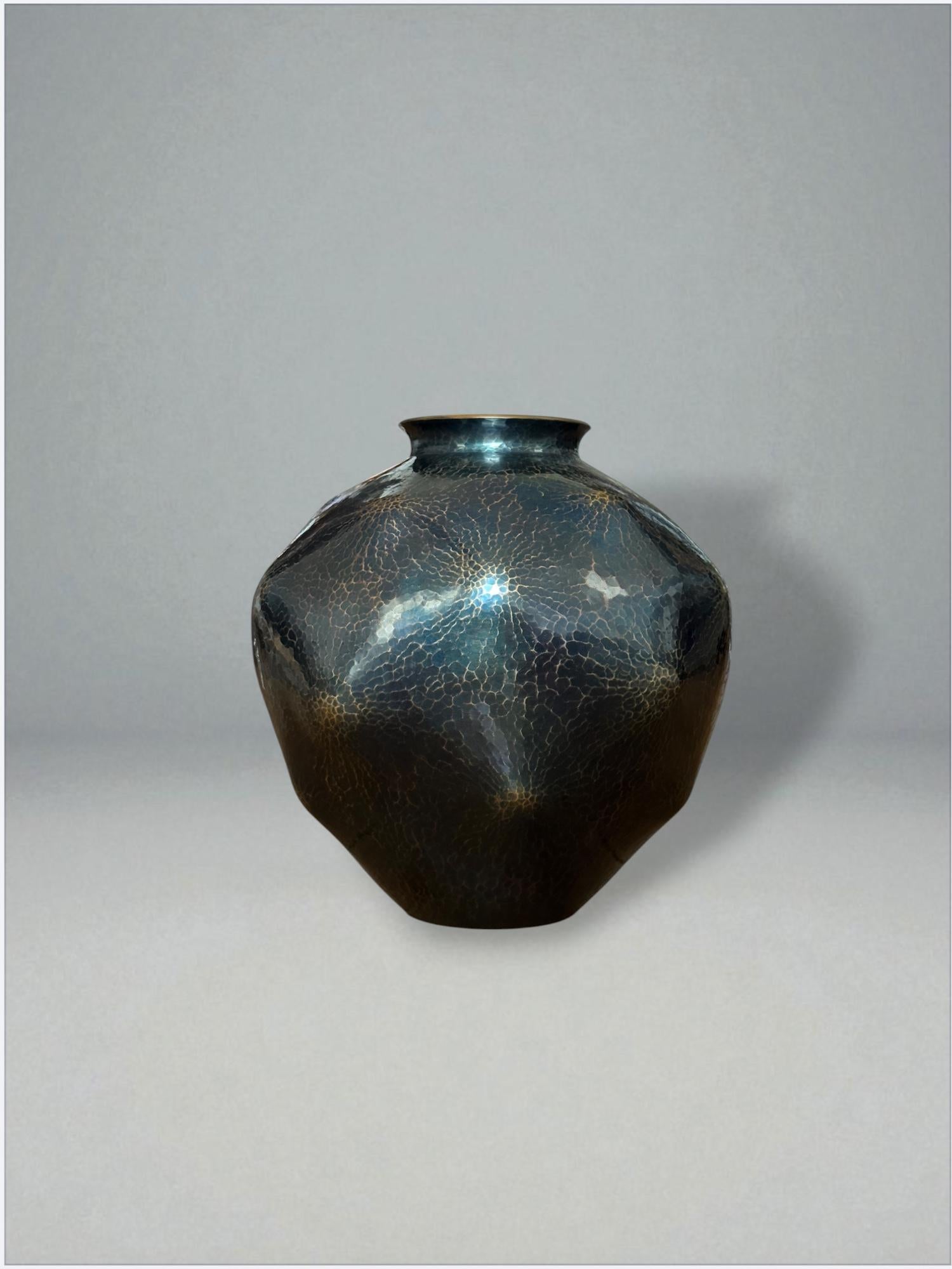 Showa Vaso in rame martellato a mano di Gyokusendō con documentazione originale in vendita