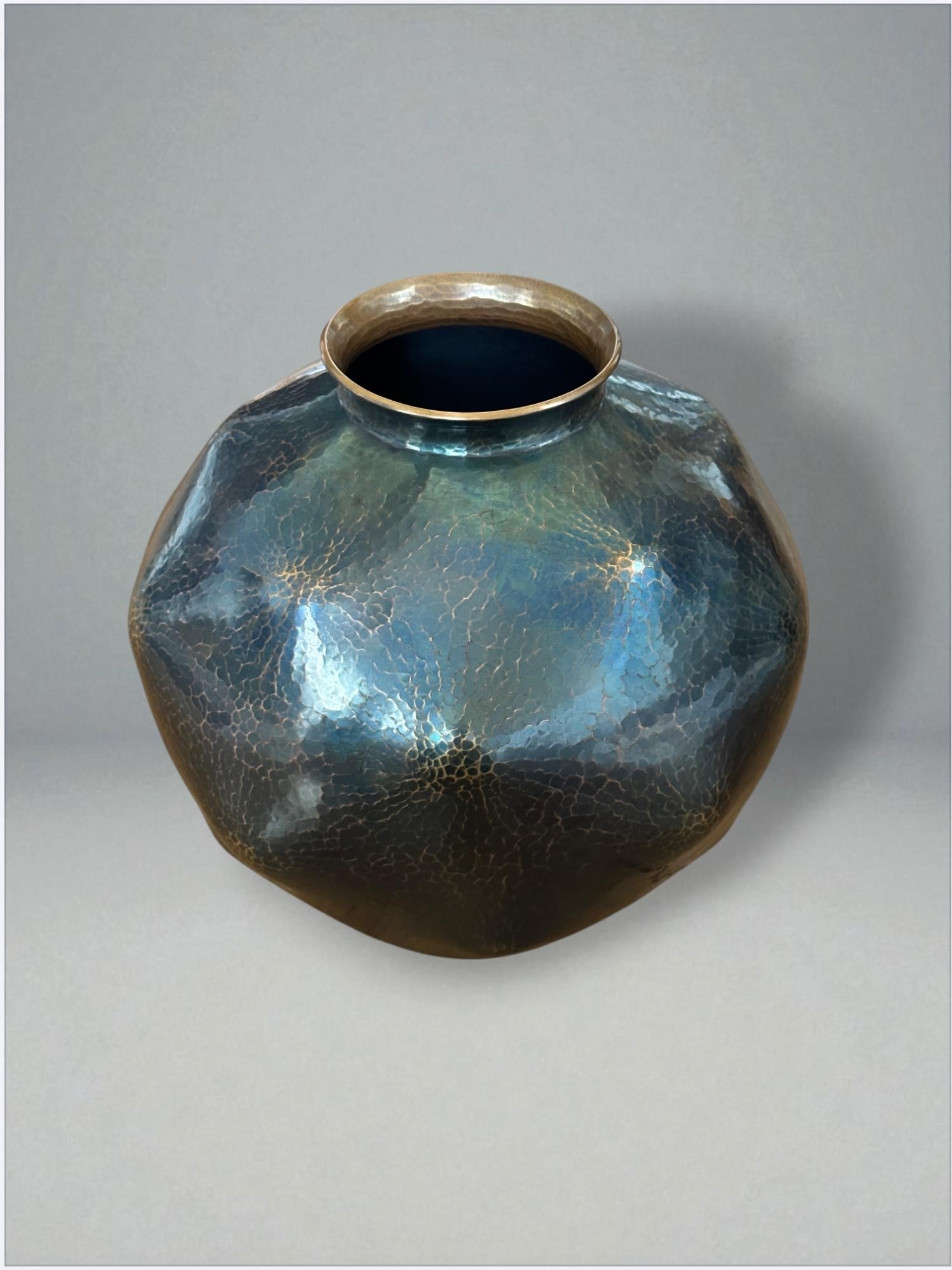 Giapponese Vaso in rame martellato a mano di Gyokusendō con documentazione originale in vendita