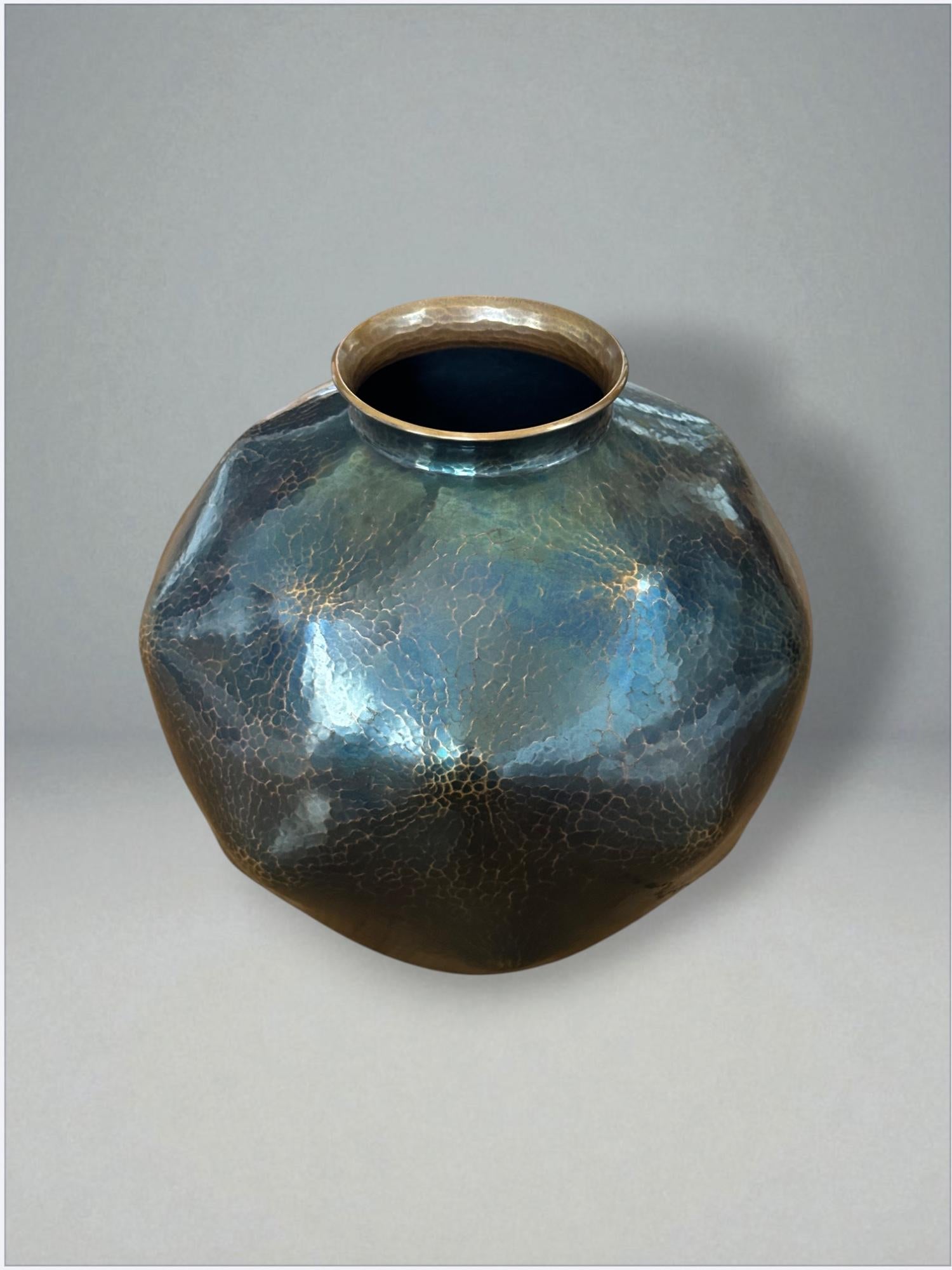 Vaso in rame martellato a mano di Gyokusendō con documentazione originale In condizioni buone in vendita a Fukuoka, JP
