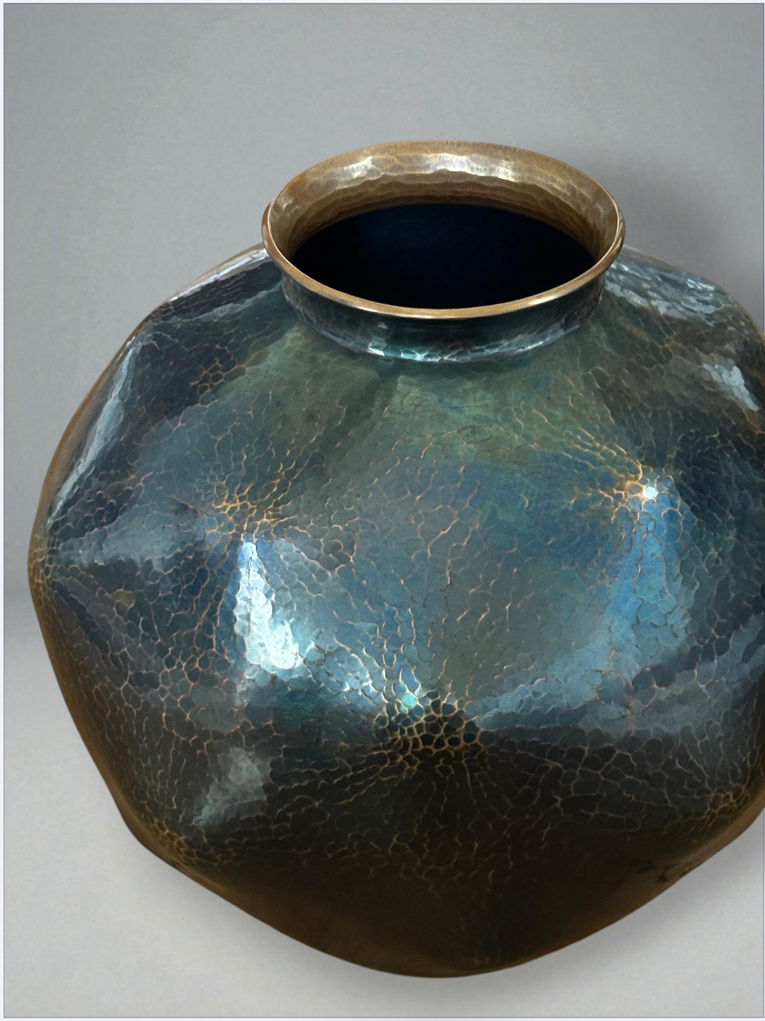 XX secolo Vaso in rame martellato a mano di Gyokusendō con documentazione originale in vendita