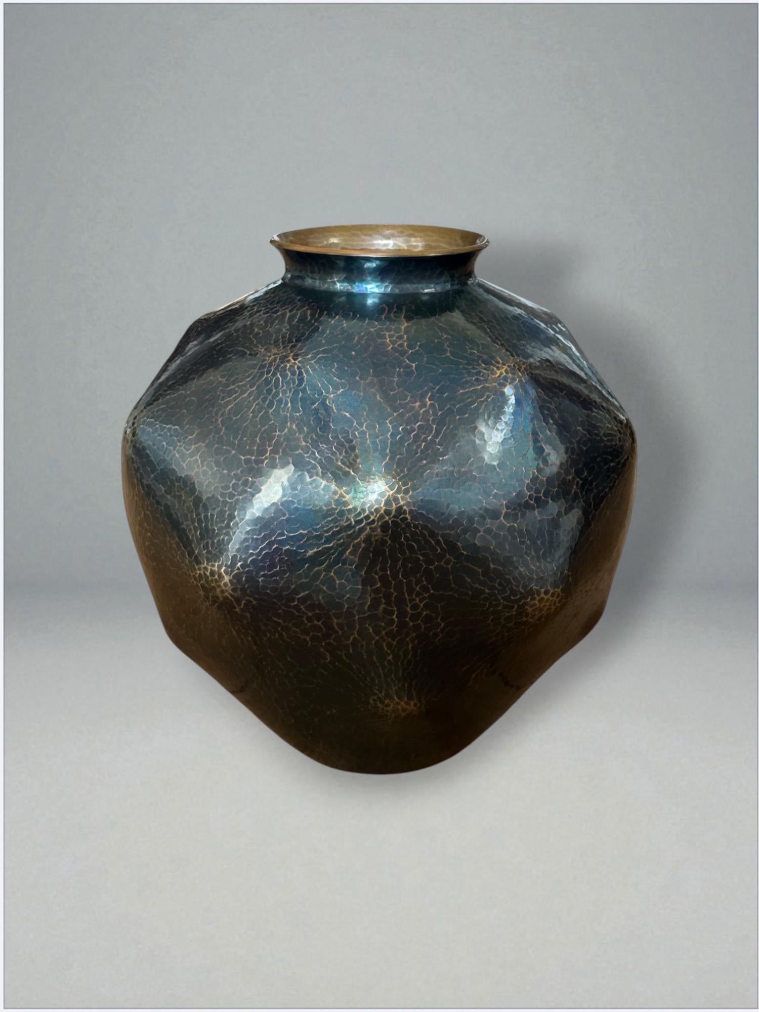 Vaso in rame martellato a mano di Gyokusendō con documentazione originale in vendita 1