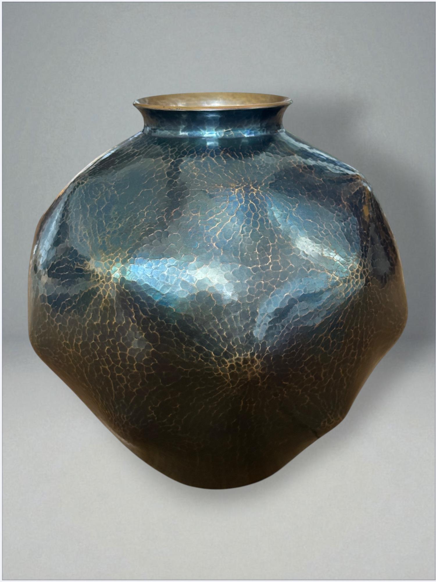 Vaso in rame martellato a mano di Gyokusendō con documentazione originale in vendita 2