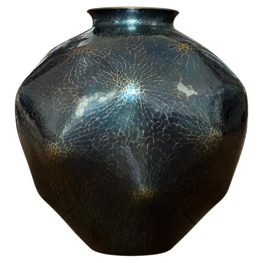 Vaso in rame martellato a mano di Gyokusendō con documentazione originale in vendita