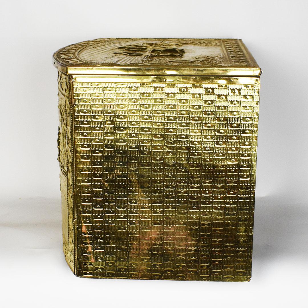 Hand Hammered Cottage Anne Brass Fireside Storage Trunk with Lid, 1900s In Good Condition In Oklahoma City, OK