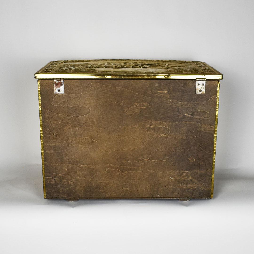 20th Century Hand Hammered Cottage Anne Brass Fireside Storage Trunk with Lid, 1900s
